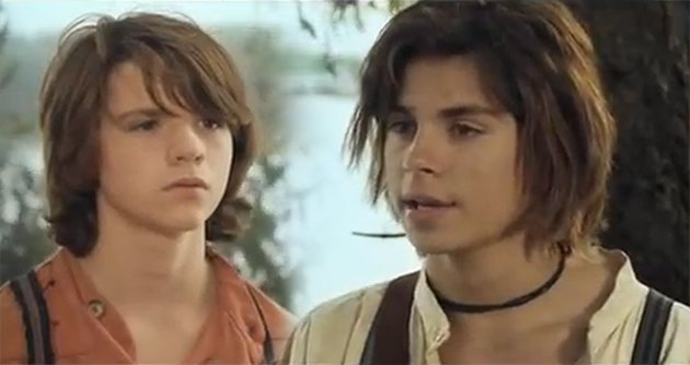TOM SAWYER & HUCKLEBERRY FINN - TOM VE HUCKLEBERRY Tom Sawyer (Joel Courtney) ve arkadaşı Huck Finn (Jake T. Austin), mezarlıkta işlenen bir cinayete şahit olurlar. İki kafadar, Jackson Adası’na kaçar