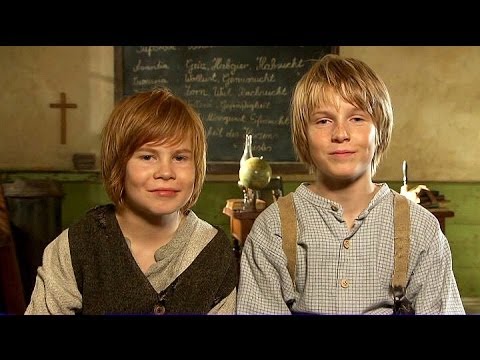 TOM SAWYER & HUCKLEBERRY FINN - TOM VE HUCKLEBERRY Tom Sawyer (Joel Courtney) ve arkadaşı Huck Finn (Jake T. Austin), mezarlıkta işlenen bir cinayete şahit olurlar. İki kafadar, Jackson Adası’na kaçar