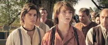 TOM SAWYER & HUCKLEBERRY FINN - TOM VE HUCKLEBERRY Tom Sawyer (Joel Courtney) ve arkadaşı Huck Finn (Jake T. Austin), mezarlıkta işlenen bir cinayete şahit olurlar. İki kafadar, Jackson Adası’na kaçar