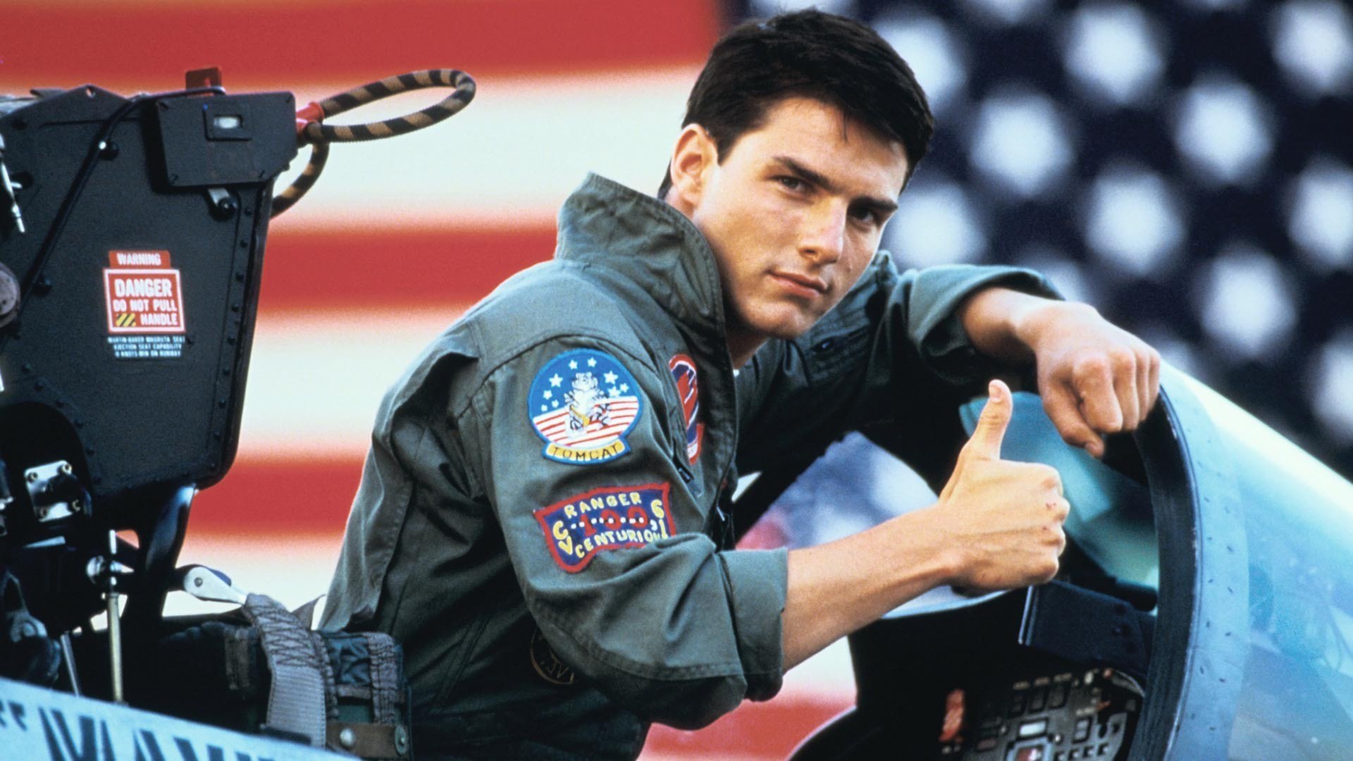 TOP GUN - TOP GUN Usta donanma pilotu Pete Mitchell, ileri derece eğitim için Miramar Donanma Hava Üssü'ne gönderilir. Mitchell burada herkesin ulaşmaya çalıştığı Top Gun onur ödülü için en kıdemli pilotlardan biri olan Tom Kasansky ile başa baş bir mücadele içine girecektir.