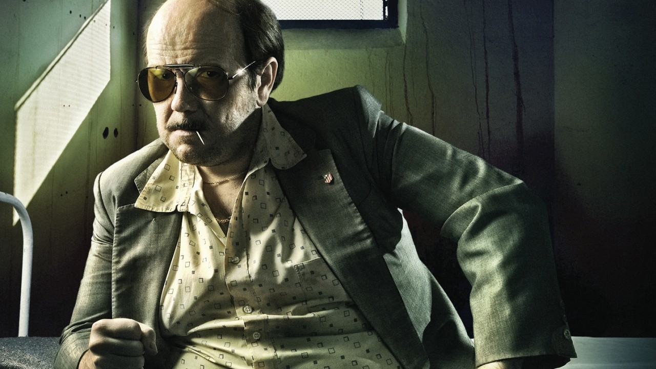 TORRENTE 4 - Kaba, sorumsuz ve huysuz eski dedektif Torrente, hayatında ilk kez tutuklanma tehlikesi ile karşı karşıya kalır. Bunca yıl hapisane hücresine yolladık