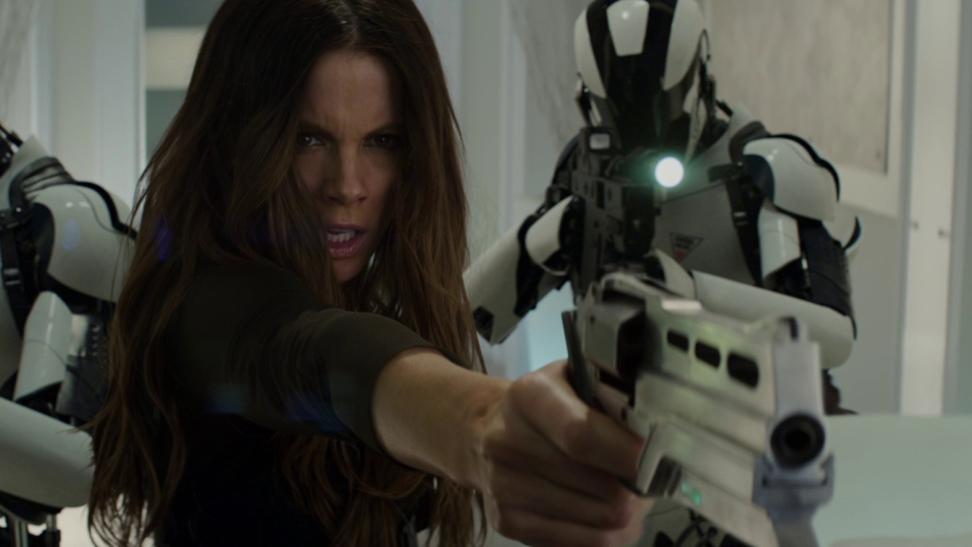 TOTAL RECALL - GERÇEĞE ÇAĞRI Colin Farrell ile gizem ve macera yüklü bir aksiyon... 21. yüzyıl sonları.. Dünya ikiye bölünmüş ve sadece iki ülkeden oluşmaktadır. Douglas Quaid adı