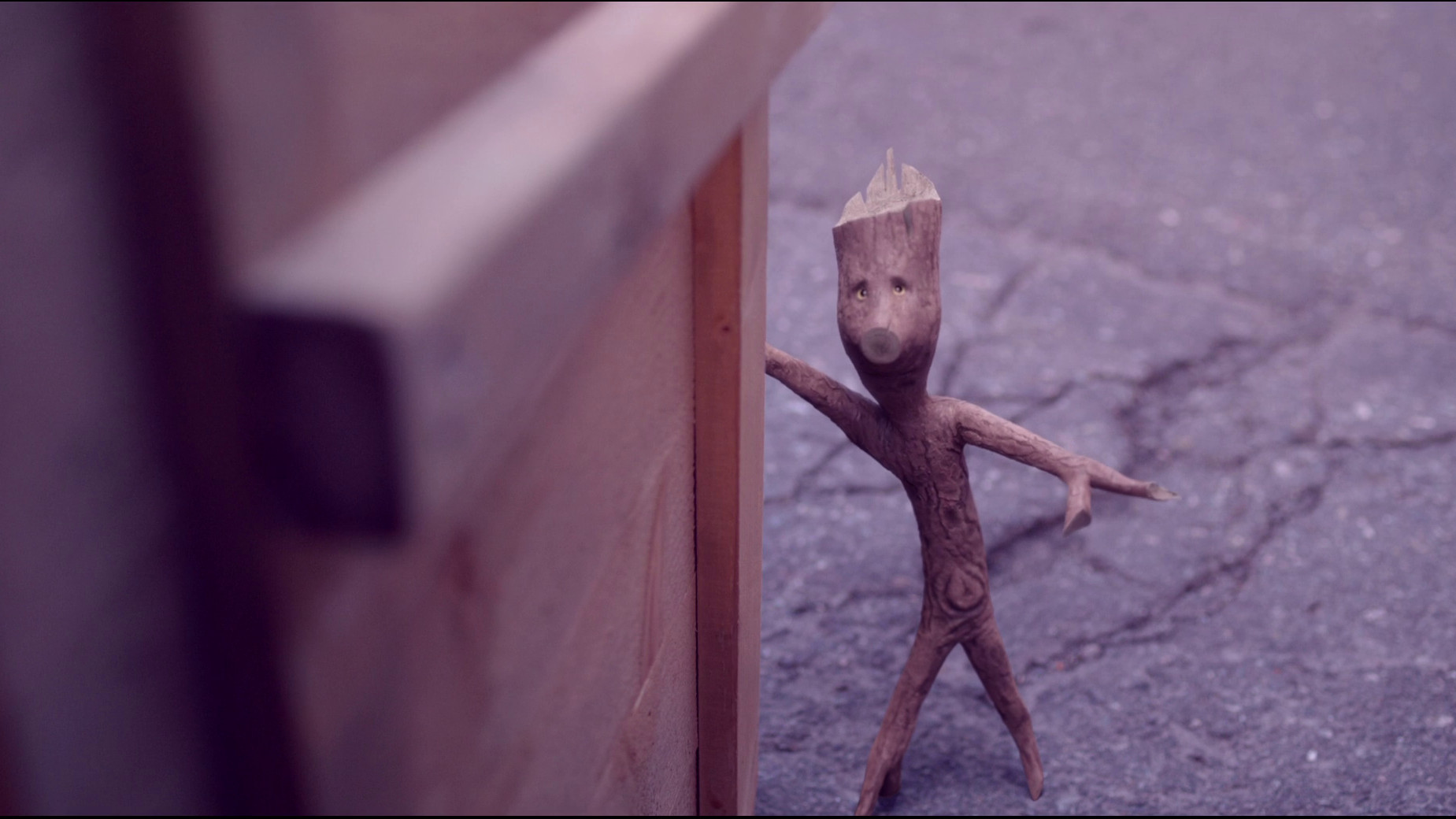 TWIGSON IN TROUBLE - KÜÇÜK DAL'IN BAŞI BELADA Twigson ve Karoline’ın bir oğulları olmuş ve aileye Küçük Twigson katılmıştır. Lillebror (Adrian Grønnevik Smith) da halinden memnundur. Diğer çocukla