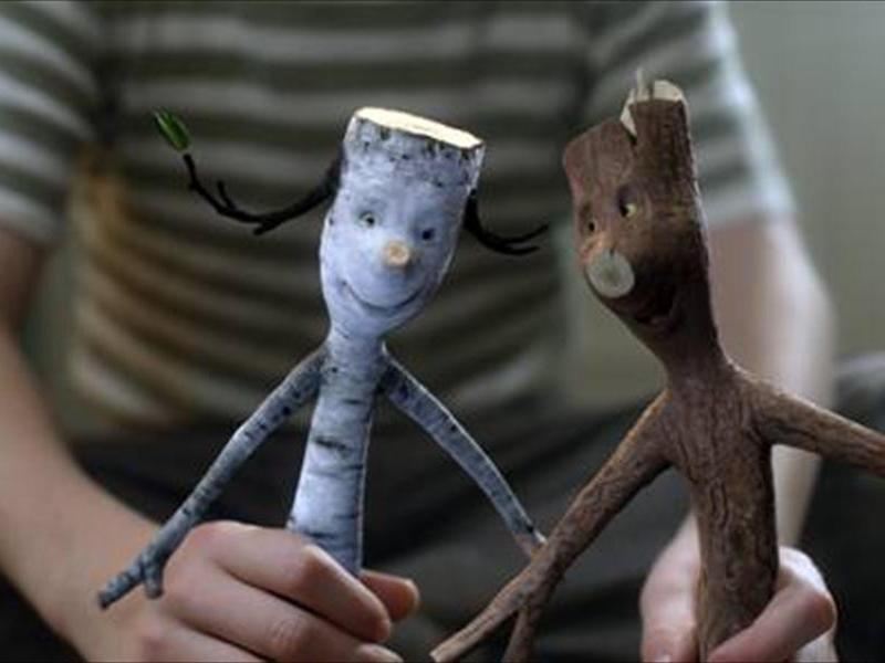 TWIGSON IN TROUBLE - KÜÇÜK DAL'IN BAŞI BELADA Twigson ve Karoline’ın bir oğulları olmuş ve aileye Küçük Twigson katılmıştır. Lillebror (Adrian Grønnevik Smith) da halinden memnundur. Diğer çocukla