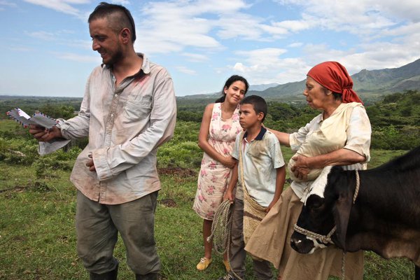 TWO WOMEN AND A COW - İKİ KADIN VE İNEK Rosana, aylardır haber alamadığı oğlu Pastor’dan bir mektup alır. Postor’un karısı Hermelinda’yı da alarak en yakın köye, okuma yazma bilen birini bul