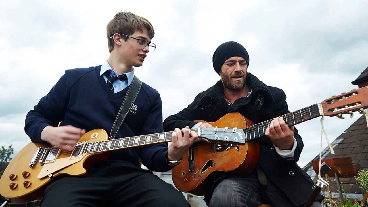 THE BEAT BENEATH MY FEET - YANI BAŞIMDAKİ MÜZİK Londra’nın güneyinde annesiyle birlikte yaşayan utangaç bir genç, eski rock’n roll günlerine özenmektedir. Bir gün oturdukları dairenin alt katına Rock God adıyla bilinen eski bir rock yıldızı taşınır. Sahte bir haberle, sekiz yıl önce öldüğü haberini yayan komşusunun gizemli hareketlerinden şüphelenen genç, bir süre sonra komşusunun gerçek kimliğini öğrenir. Taşıdığı büyük sırrı kullanarak, kendisine öğretmenlik yapması için gizemli yıldıza şantaj yapar.