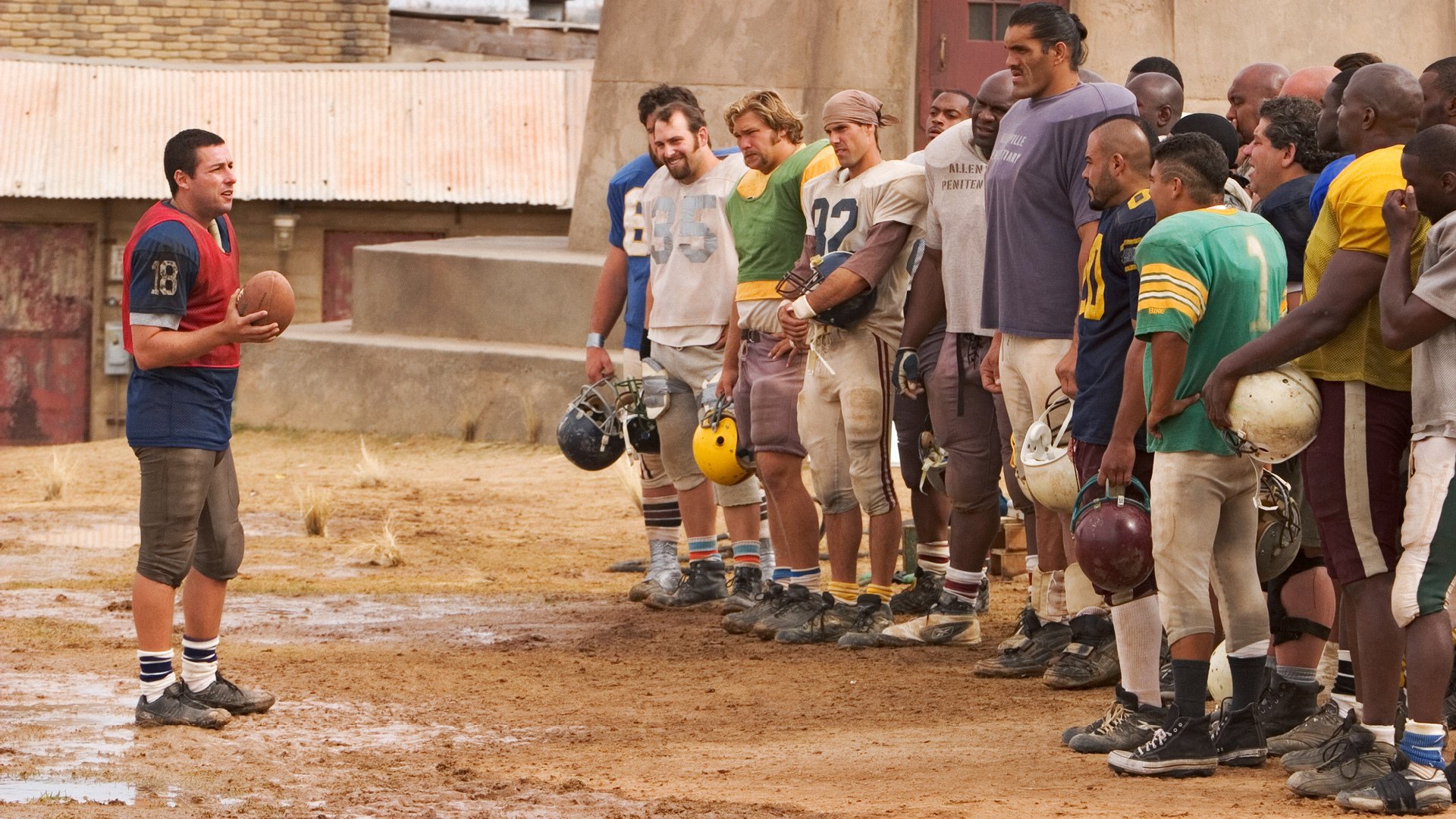 THE LONGEST YARD - EN UZUN MESAFE Paul Crewe, futbol dünyasında Yıldız bir isimdir. Ancak alkollüyken yaptığı kaza sonucu kendisini hapisanede bulur. Warden Hazen, Paul’un atletik becerilere sahip olduğunu keşfeder ve onu acımasız gardiyanlarla mücadele edebilecek bir takım kurması için görevlendirir. Maç günü hem gadiyanlar hem de izleyenler oldukça şaşıracaklardır.