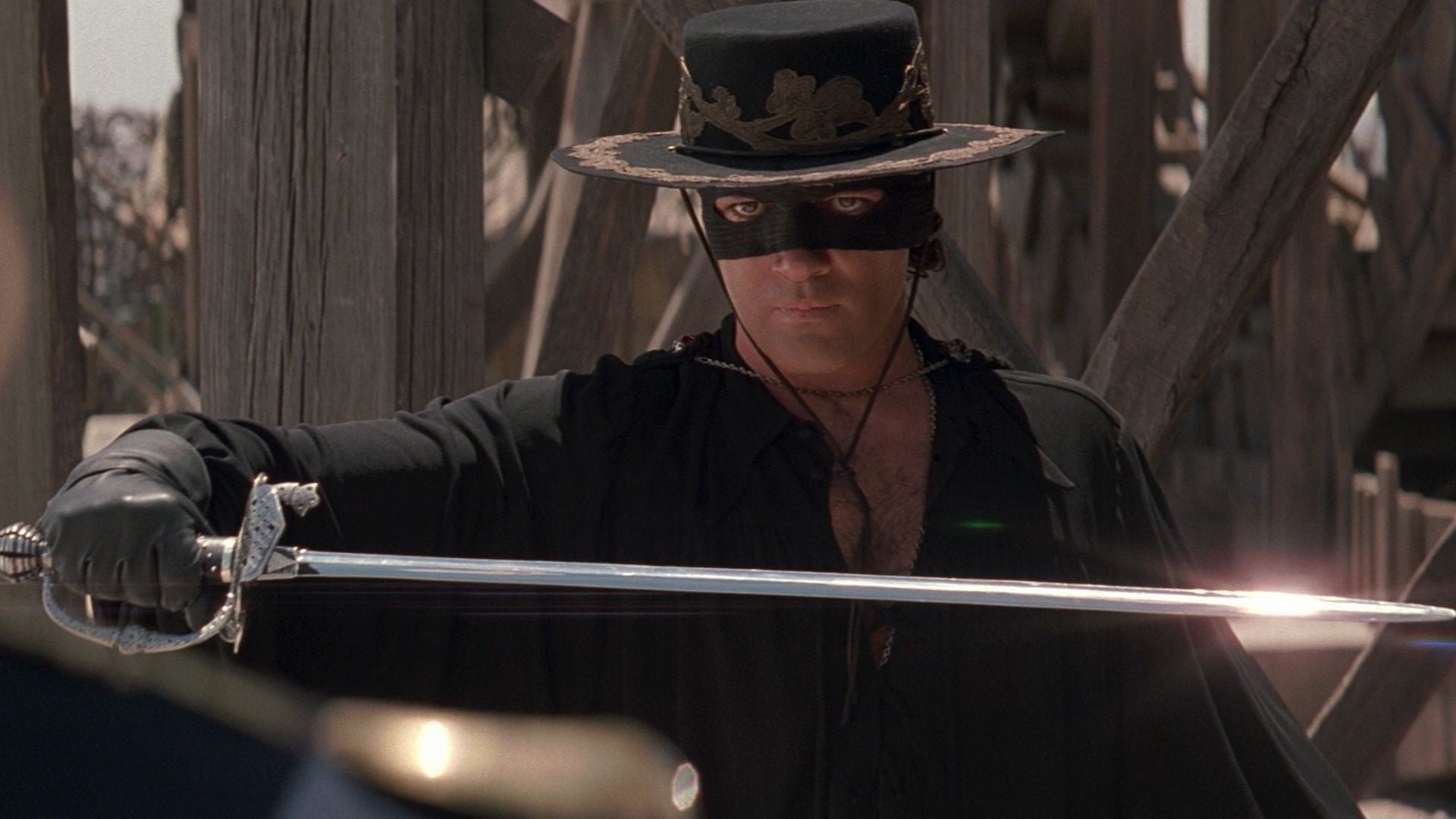 THE MASK OF ZORRO  - ZORRO MASKELİ KAHRAMAN Zorro’nun İspanyol zulmüne karşı mücadele etmesinin üzerinden 20 yıl geçmiştir. Yıllarca hapiste olan Zorro, güçlü İspanyol Vali Don Rafael Montero’yu durdurabilmek için yeni bir Zorro yetiştirmek zorundadır. Bunun için bulduğu kişi geçmişi belalarla dolu olan Alejandro Murieta’dır.