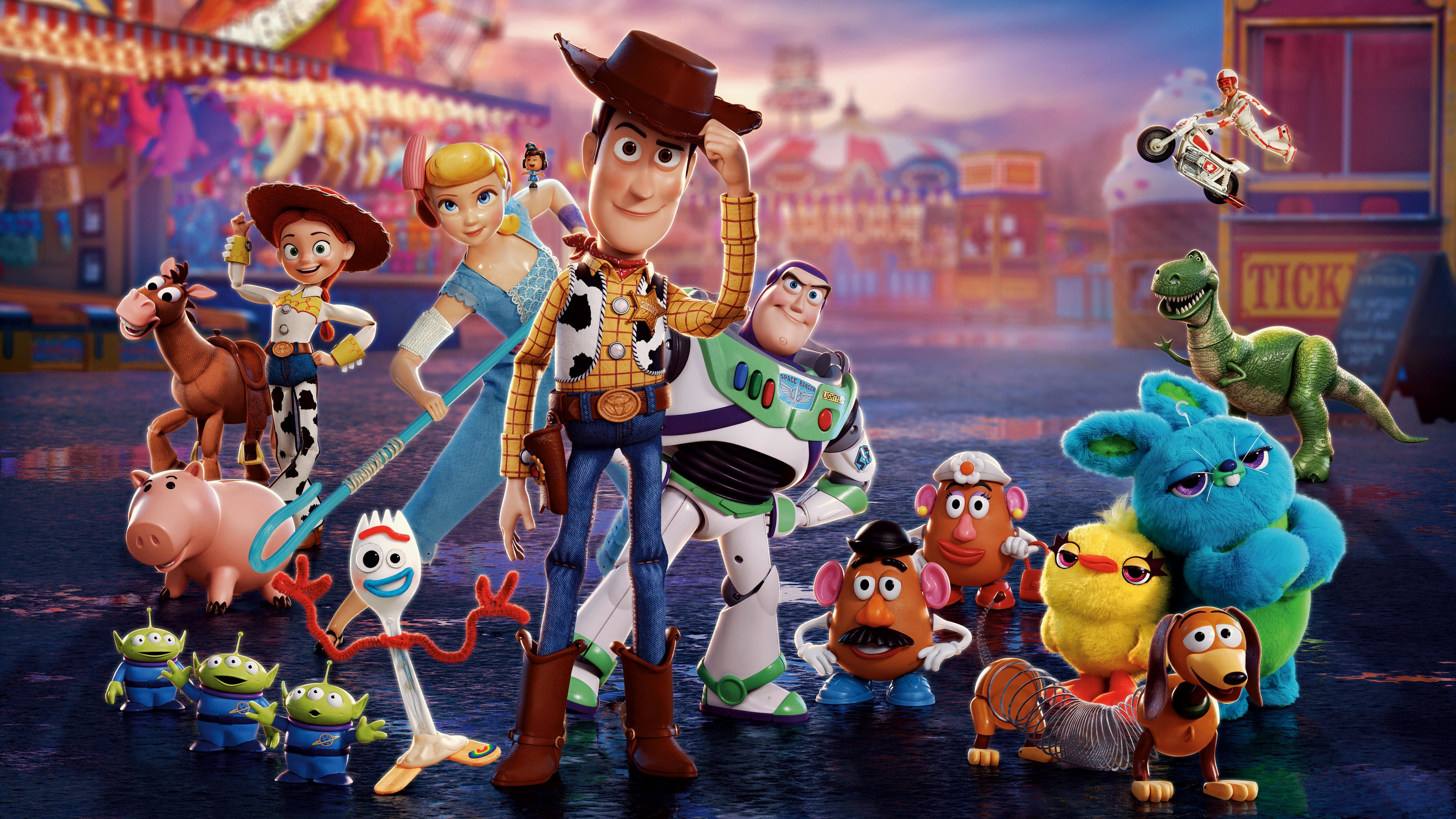 TOY STORY 4 - OYUNCAK HİKAYESİ 4 Bir geri dönüşüm projesi ile yaratılan Forky, oyuncak olduğunu asla kabul etmez. Kendisini Bonnie’nin odasına ait hissetmeyen Forky, dünyadaki amacının ne olduğunu düşünmeye başlar. Kendisini oyuncaklardan biri olarak görmediği için Bonnie’nin yanında kalmak zorunda hissetmeyen Forky, dünyadaki amacını kaşık olarak yerine getirmeye karar verir. Ancak onun oyuncak olarak üstesinden gelmesi gereken bambaşka bir görevi vardır.