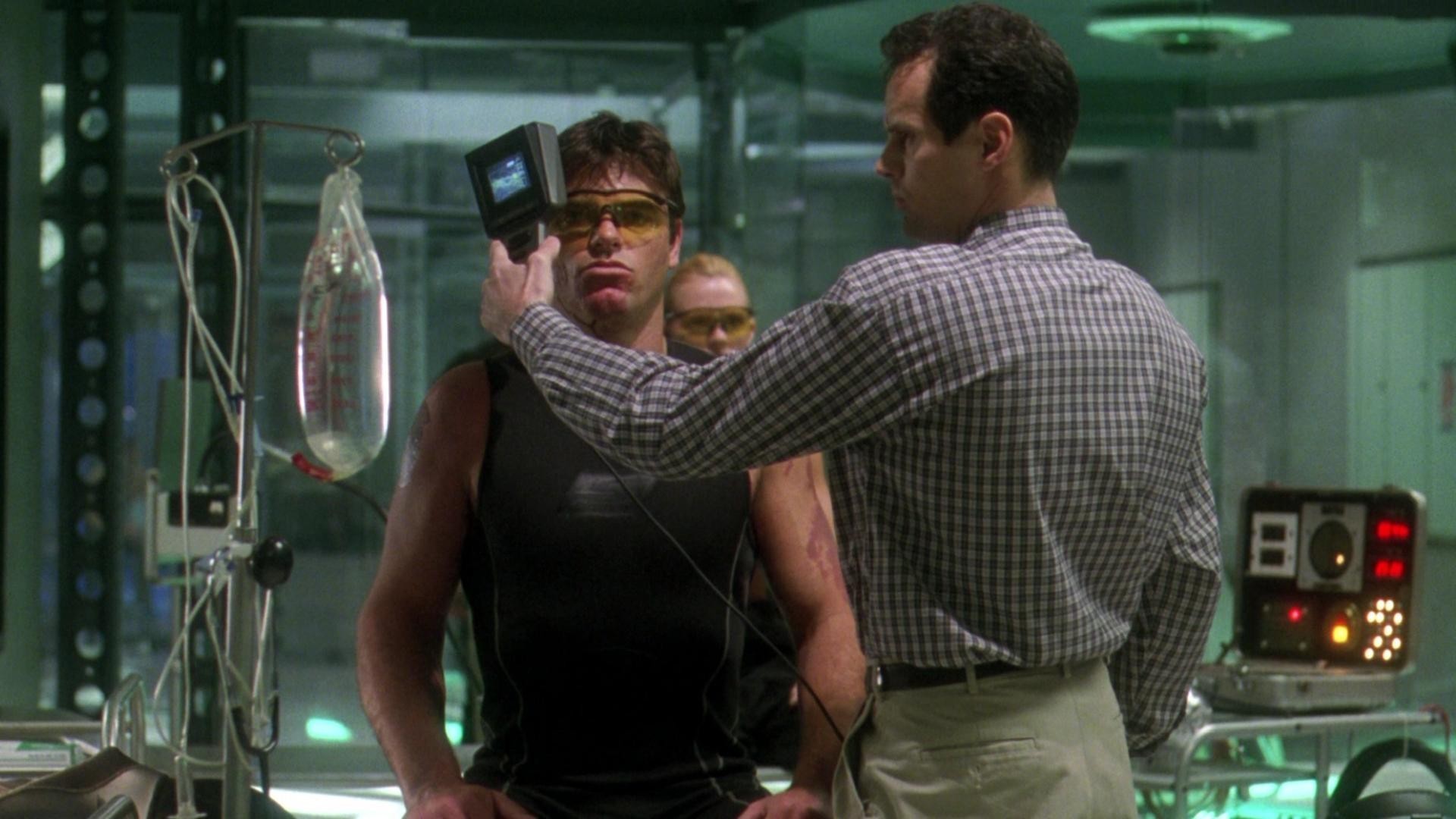 UNIVERSAL SOLDIER: THE RETURN - EVRENİN ASKERLERİ: GERİ DÖNÜŞ Luc Deveraux yaşanan kötü olayların ardından ayakta kalan tek adamdır. Üzerinden yıllar geçen savaştan sonra işlerini yoluna koymaya çalışmaktadır. Normal bir şekilde devam ettirmeye çalıştığı hayatında artık sadece karısı ve kızı vardır ve çok güçlü, zeki ve yenilmez bir asker yaratmak için yürütülen özel bir devlet projesinde teknisyen olarak çalışarak devam etmektedir. Lakin, proje bir eşikten atlamak üzeredir. Bu eşik, birçok insanın hayatını değiştirecektir.