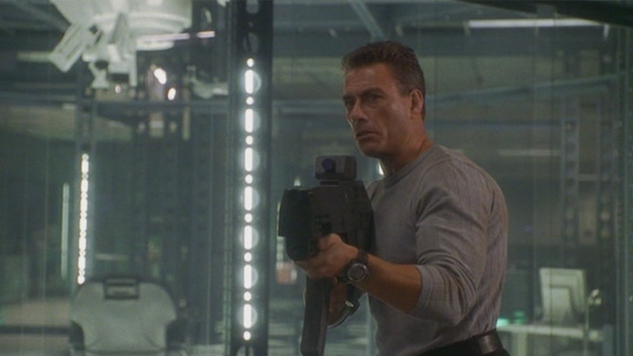 UNIVERSAL SOLDIER: THE RETURN - EVRENİN ASKERLERİ: GERİ DÖNÜŞ Luc Deveraux yaşanan kötü olayların ardından ayakta kalan tek adamdır. Üzerinden yıllar geçen savaştan sonra işlerini yoluna koymaya çalışmaktadır. Normal bir şekilde devam ettirmeye çalıştığı hayatında artık sadece karısı ve kızı vardır ve çok güçlü, zeki ve yenilmez bir asker yaratmak için yürütülen özel bir devlet projesinde teknisyen olarak çalışarak devam etmektedir. Lakin, proje bir eşikten atlamak üzeredir. Bu eşik, birçok insanın hayatını değiştirecektir.