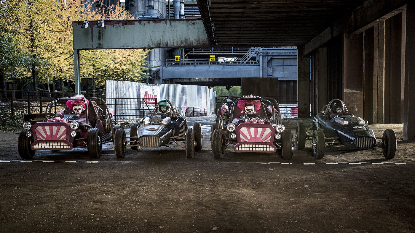 V8 - REVENGE OF THE NITROS - BÜYÜK SORUN V8’de, Barracuda’lara karşı aldıkları büyük zaferin ardından David, Luca, Kiki ve Robin, polis tarafından aranmaktadır. Dedektif Habicht ve Robin’in b