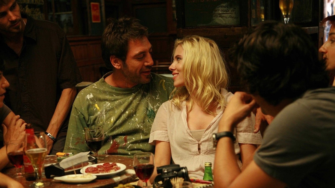 VICKY CRISTINA BARCELONA - BARSELONA, BARSELONA Woody Allen, İngiltere’de çektiği son üç filminin ardından bu sefer İspanya’yı mesken tutuyor. Başrolde ise yine Scarlett Johansson var. Film, geçtiğimiz sene Penélope Cruz’a En İyi Yardımcı Kadın Oyuncu Oscar’ı getirmişti. Vicky ile Cristina birbirine taban tabana zıt karakterde iki arkadaştır. Evlenmek üzere olan muhafazakâr Vicky’nin aksine, Cristina cinsel serüvenlere açık ve özgür ruhlu biridir. İki Amerikalı genç kadın tatil için İspanya’ya gider. Burada Juan Antonio adlı çekici bir sanatçı ve onun dengesiz eski eşi Maria Elena ile tanışırlar. Vicky ve Cristina ile Juan Antonio arasında gelişen aşk ilişkisi sıradışı sonuçlar doğuracaktır.