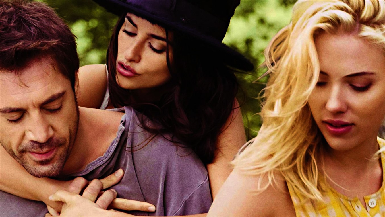 VICKY CRISTINA BARCELONA - BARSELONA, BARSELONA Woody Allen, İngiltere’de çektiği son üç filminin ardından bu sefer İspanya’yı mesken tutuyor. Başrolde ise yine Scarlett Johansson var. Film, geçtiğimiz sene Penélope Cruz’a En İyi Yardımcı Kadın Oyuncu Oscar’ı getirmişti. Vicky ile Cristina birbirine taban tabana zıt karakterde iki arkadaştır. Evlenmek üzere olan muhafazakâr Vicky’nin aksine, Cristina cinsel serüvenlere açık ve özgür ruhlu biridir. İki Amerikalı genç kadın tatil için İspanya’ya gider. Burada Juan Antonio adlı çekici bir sanatçı ve onun dengesiz eski eşi Maria Elena ile tanışırlar. Vicky ve Cristina ile Juan Antonio arasında gelişen aşk ilişkisi sıradışı sonuçlar doğuracaktır.