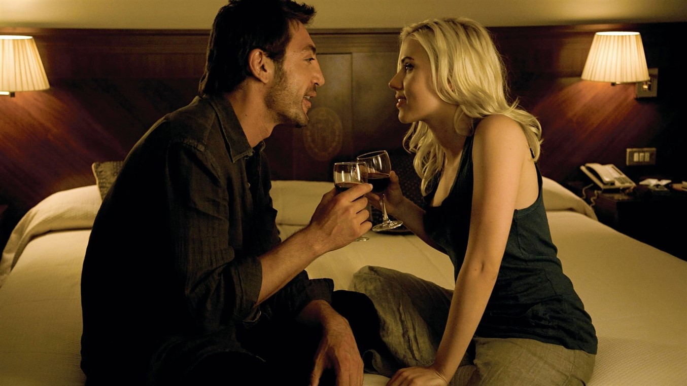 VICKY CRISTINA BARCELONA - BARSELONA, BARSELONA Woody Allen, İngiltere’de çektiği son üç filminin ardından bu sefer İspanya’yı mesken tutuyor. Başrolde ise yine Scarlett Johansson var. Film, geçtiğimiz sene Penélope Cruz’a En İyi Yardımcı Kadın Oyuncu Oscar’ı getirmişti. Vicky ile Cristina birbirine taban tabana zıt karakterde iki arkadaştır. Evlenmek üzere olan muhafazakâr Vicky’nin aksine, Cristina cinsel serüvenlere açık ve özgür ruhlu biridir. İki Amerikalı genç kadın tatil için İspanya’ya gider. Burada Juan Antonio adlı çekici bir sanatçı ve onun dengesiz eski eşi Maria Elena ile tanışırlar. Vicky ve Cristina ile Juan Antonio arasında gelişen aşk ilişkisi sıradışı sonuçlar doğuracaktır.