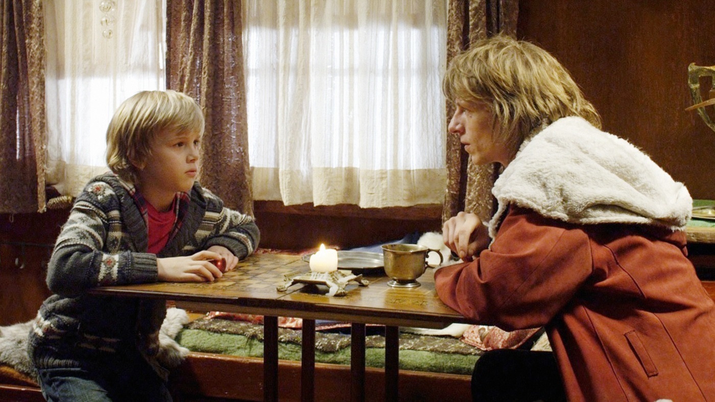 WHEN SANTA FELL TO EARTH - NOEL BABA GELDİĞİNDE Charlotte (Mercedes Jadea Diaz) ve Ben’in (Noah Kraus) Noel arifesinde bekledikleri son şey, son gerçek Noel Baba’nın (Alexander Scheer) yaşadıkları s