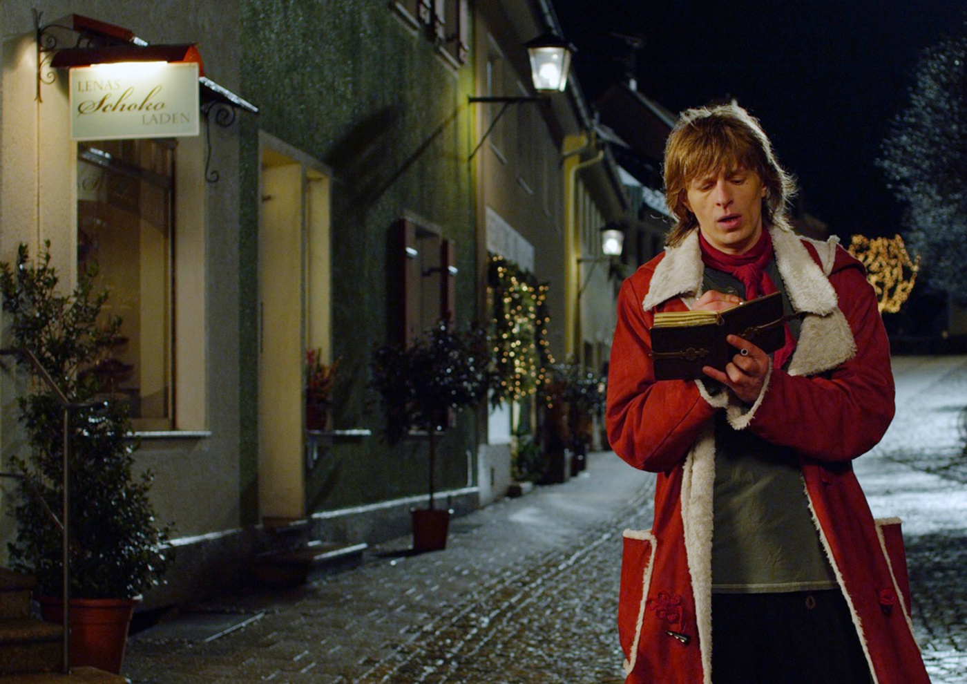 WHEN SANTA FELL TO EARTH - NOEL BABA GELDİĞİNDE Charlotte (Mercedes Jadea Diaz) ve Ben’in (Noah Kraus) Noel arifesinde bekledikleri son şey, son gerçek Noel Baba’nın (Alexander Scheer) yaşadıkları s