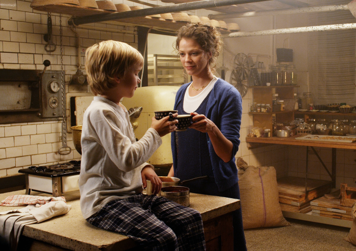 WHEN SANTA FELL TO EARTH - NOEL BABA GELDİĞİNDE Charlotte (Mercedes Jadea Diaz) ve Ben’in (Noah Kraus) Noel arifesinde bekledikleri son şey, son gerçek Noel Baba’nın (Alexander Scheer) yaşadıkları s