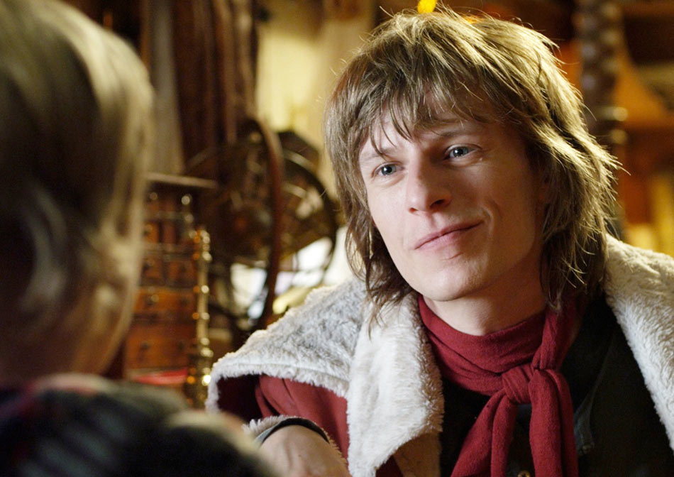 WHEN SANTA FELL TO EARTH - NOEL BABA GELDİĞİNDE Charlotte (Mercedes Jadea Diaz) ve Ben’in (Noah Kraus) Noel arifesinde bekledikleri son şey, son gerçek Noel Baba’nın (Alexander Scheer) yaşadıkları s