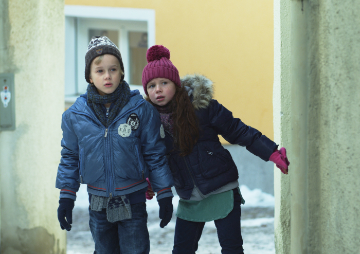 WHEN SANTA FELL TO EARTH - NOEL BABA GELDİĞİNDE Charlotte (Mercedes Jadea Diaz) ve Ben’in (Noah Kraus) Noel arifesinde bekledikleri son şey, son gerçek Noel Baba’nın (Alexander Scheer) yaşadıkları s