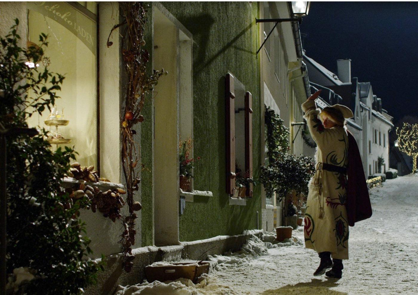 WHEN SANTA FELL TO EARTH - NOEL BABA GELDİĞİNDE Charlotte (Mercedes Jadea Diaz) ve Ben’in (Noah Kraus) Noel arifesinde bekledikleri son şey, son gerçek Noel Baba’nın (Alexander Scheer) yaşadıkları s