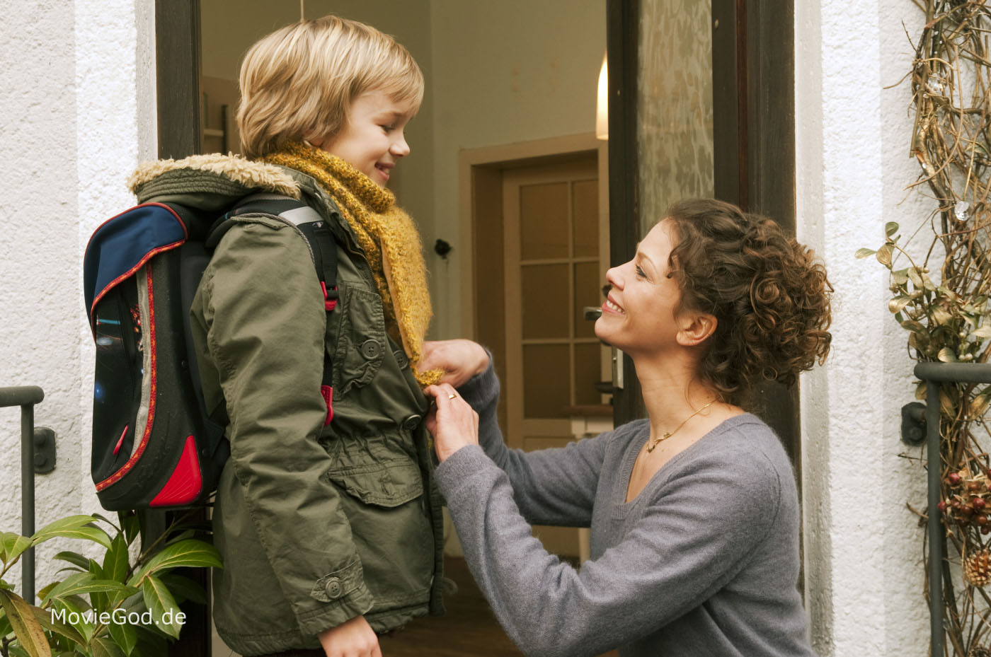 WHEN SANTA FELL TO EARTH - NOEL BABA GELDİĞİNDE Charlotte (Mercedes Jadea Diaz) ve Ben’in (Noah Kraus) Noel arifesinde bekledikleri son şey, son gerçek Noel Baba’nın (Alexander Scheer) yaşadıkları s
