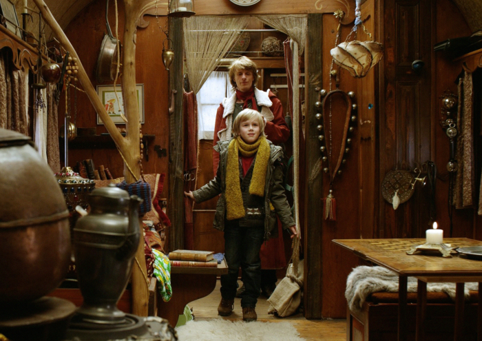 WHEN SANTA FELL TO EARTH - NOEL BABA GELDİĞİNDE Charlotte (Mercedes Jadea Diaz) ve Ben’in (Noah Kraus) Noel arifesinde bekledikleri son şey, son gerçek Noel Baba’nın (Alexander Scheer) yaşadıkları s