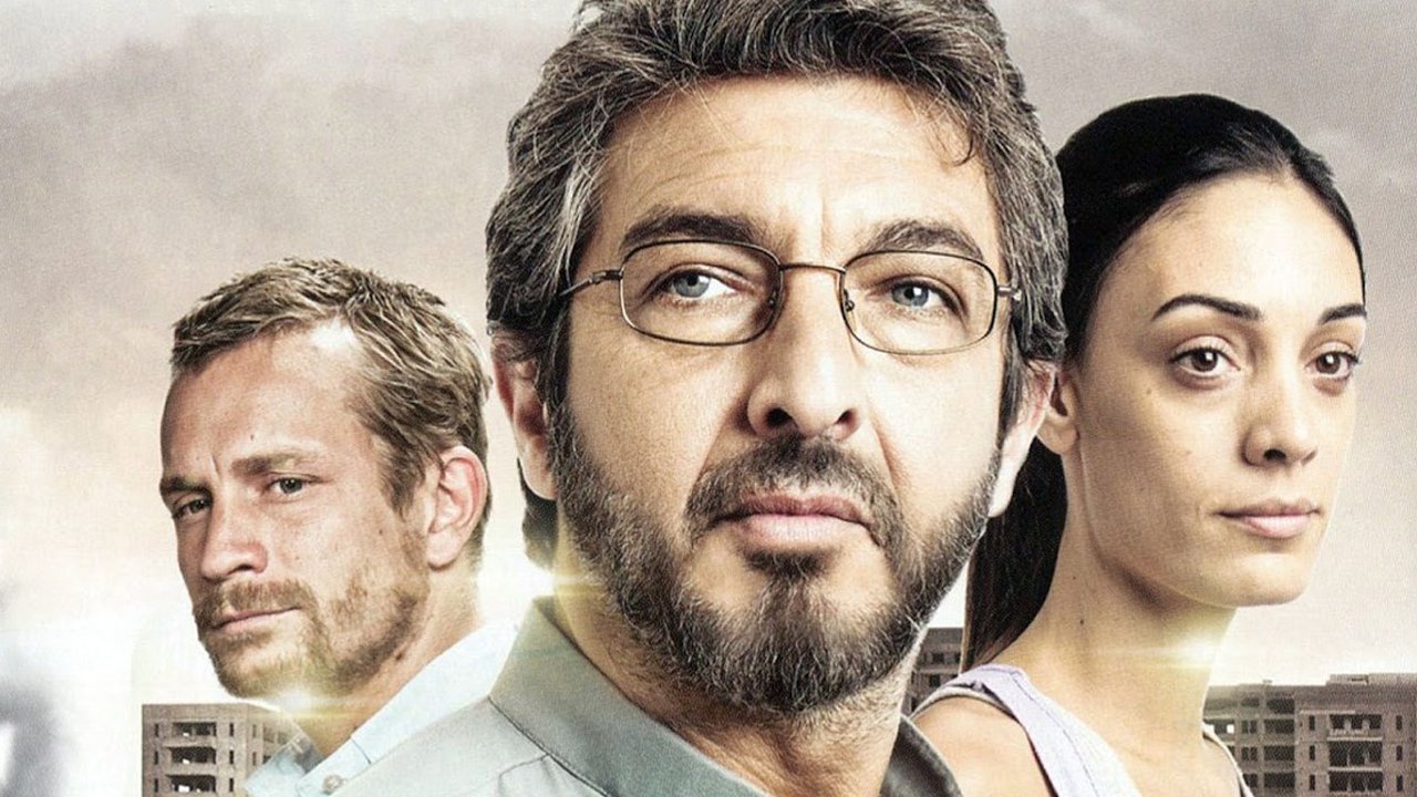 WHITE ELEPHANT - BEYAZ FİL Uzun zamandır arkadaş olan Katolik rahipler Julian ve Nicolas, tehlikeli bir gecekondu mahallesinde yerel halka hizmet için çalışmakta ve bölge halkı tarafından ikisine oldukça saygı duyulmaktadır. Ancak Nicolas son zamanlarda sıkça sorguladığı inancını kaybetmek üzeredir. Aradığı huzuru genç, çekici ve ateist bir sosyal hizmetler gönüllüsü olan Luciana'da bulur. Luciana, bu iki eski dostun arasına girecek ve ikilinin son dostluk ve inanç sınavı mahallede patlak veren bir isyanla başlayacaktır.