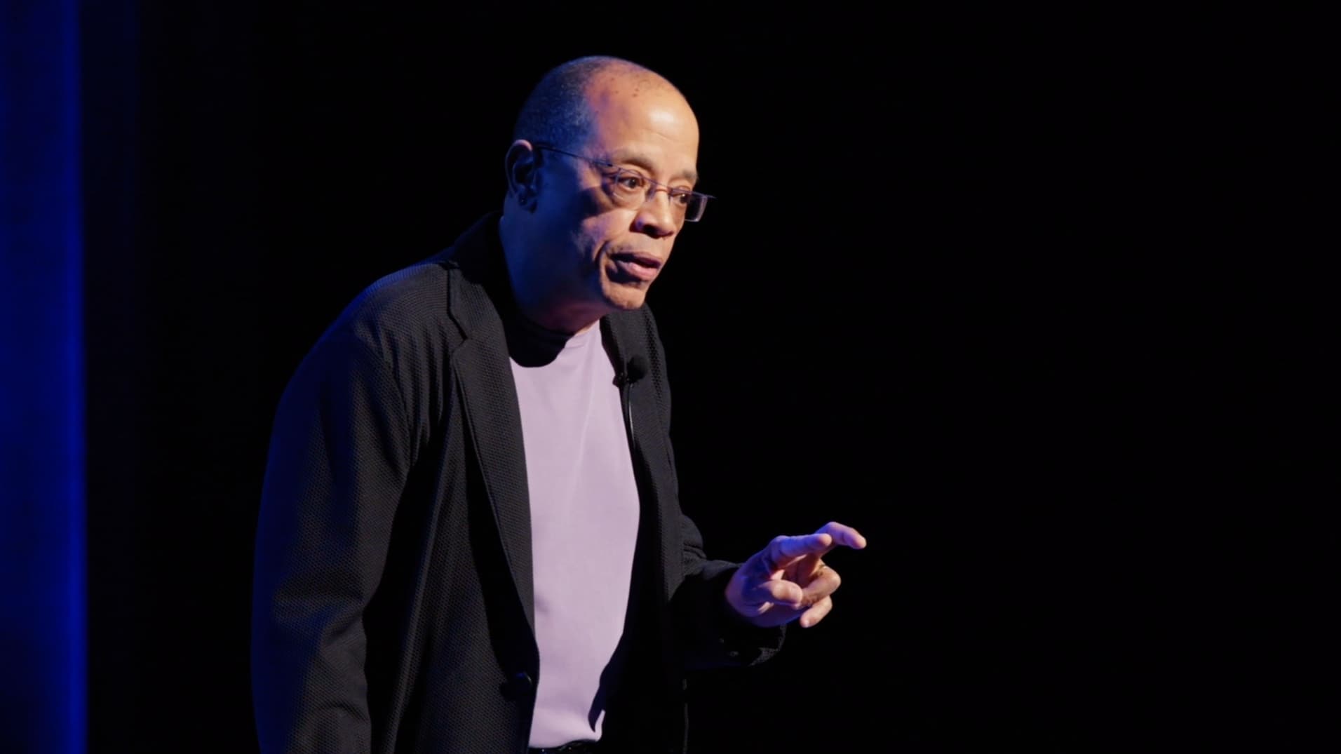 WHO WE ARE - A CHRONICLE OF RACISM IN AMERICA - WHO WE ARE - A CHRONICLE OF RACISM IN AMERICA İç içe geçen dersler, kişisel anekdotlar, röportajlar ve şok edici ifşaatlar, avukat Jeffery Robinson, Amerika Birleşik Devletleri'ndeki Siyah karşıtı ırkçılığın, kölelikten ırkçılık sonrası Amerika'nın modern mitine kadar keskin bir zaman çizelgesi çiziyor.