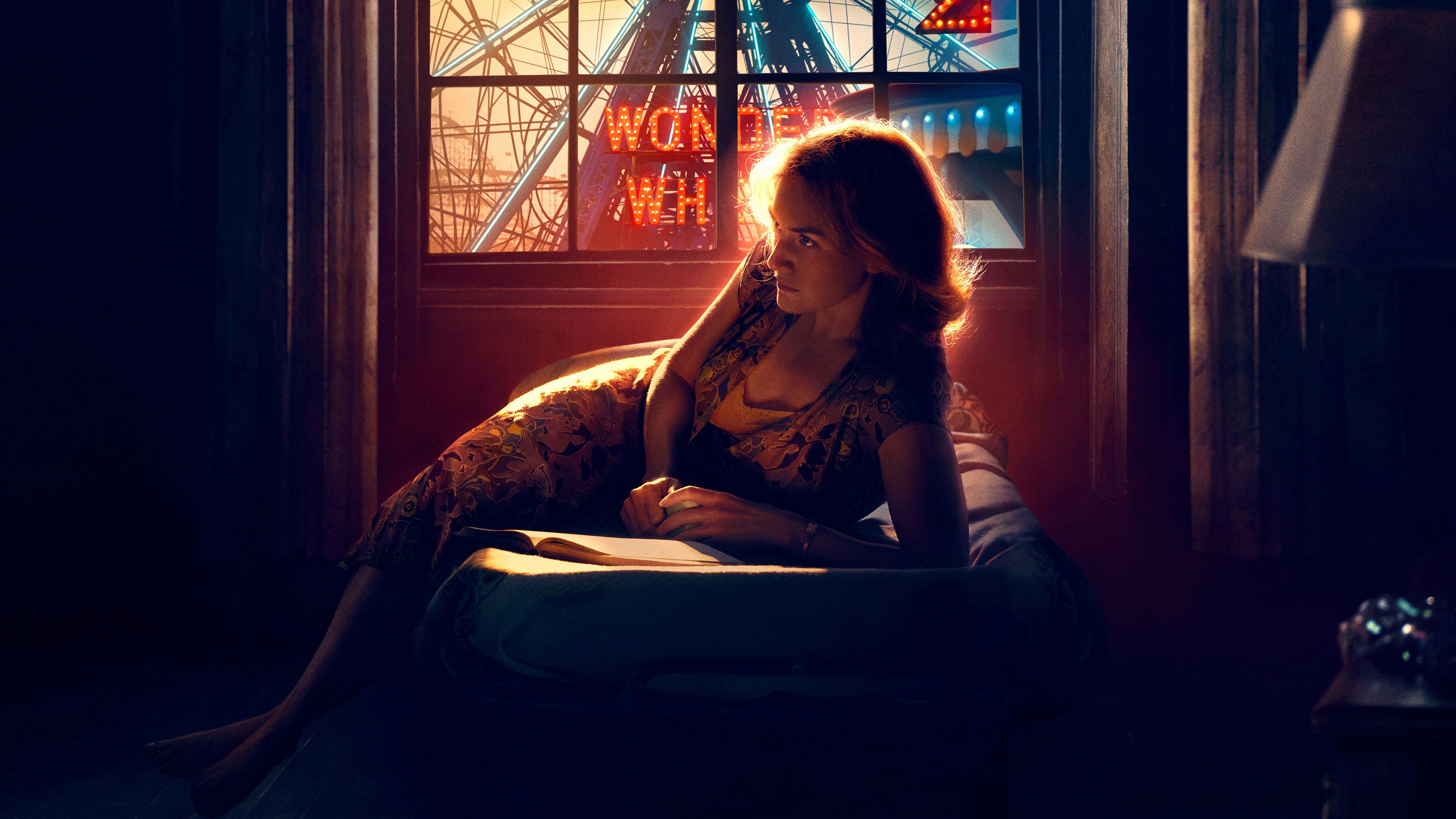 WONDER WHEEL - DÖNME DOLAP 1950'lerde Coney Island, New York'ta yaşayan Ginny, bir zamanlar oyunculuk yapmış olsa da artık garson olarak çalışan ve atlı karınca operatörü Humpty ile pek de mutlu olmayan bir yaşam süren orta yaşa yaklaşmış bir kadındır. Gizliden gizliye genç ve yakışıklı cankurtaran Mickey'den hoşlanmaktadır. Ancak günün birinde hiç beklenmedik bir şey olur, Humpty'nin yıllardır görmediği kızı Carolina çıkagelir. Peşindeki gangster kocasından kaçmak için babasının evine sığınan Carolina, Ginny ve Humpty'i de tehlikeye atmıştır, üstelik o da oyun yazarı olma hayalleri kuran Mickey'den hoşlanmaya başlar.