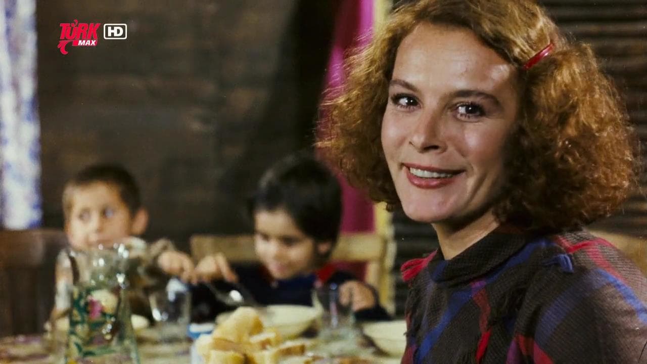 YAVRULARIM - YAVRULARIM Yurt dışından kesin dönüş yapan beş çocuklu bir ailede baba çalışamaz hale gelir. Bir süre sonra anne de ölümcül bir hastalığa yakalanır. Seher, eşini çok sevmesine rağmen, ölümünden sonra çocuklarına ne olacağı konusundaki endişeleri günden güne artar. Ölmeden önce her çocuğu için yeni bir aile bulmaya çalışan kadın, kocasını da telkin etmeye çalışır.