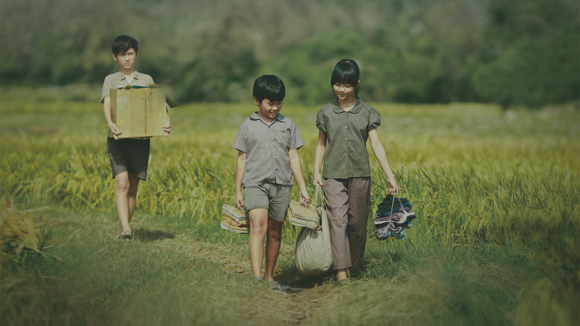 YELLOW FLOWERS ON THE GREEN GRASS - SARI ÇİÇEKLER Vietnam’da küçük bir kasabada yaşayan Thieu ve Tuong, Man ve Nhi adında iki kıza aşıktır. Abi olan Thieu, kardeşi Tuong’u Man ile birlikte görmeye day