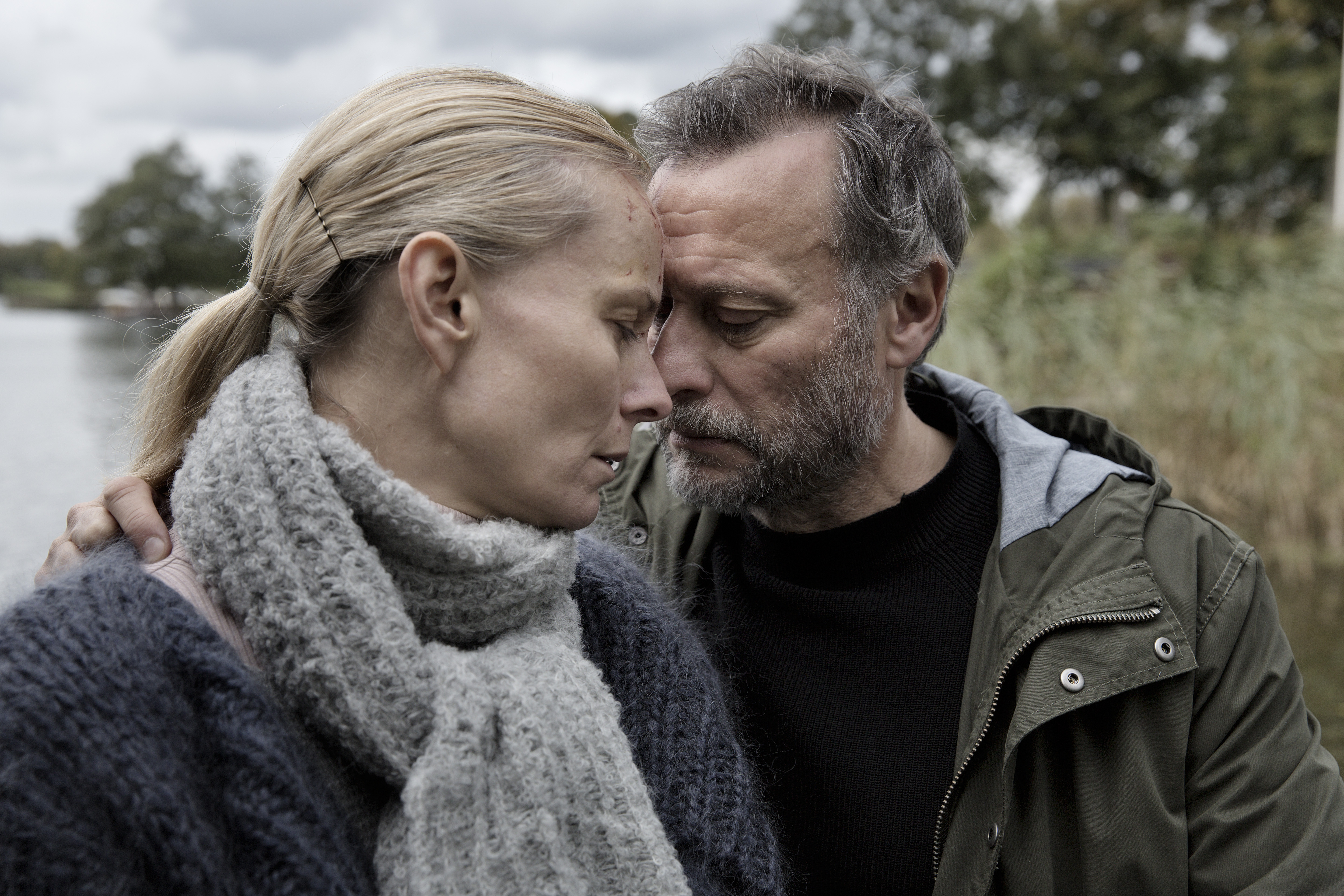 YOU DISAPPEAR - TÜMÖR Frederik, dolandırıcılıktan yargılanmaktadır. Ancak, bir beyin tümörü olduğu ve tümörün karakterini değiştirdiği ortaya çıkar. Bu nedenle yaptığı şeyi