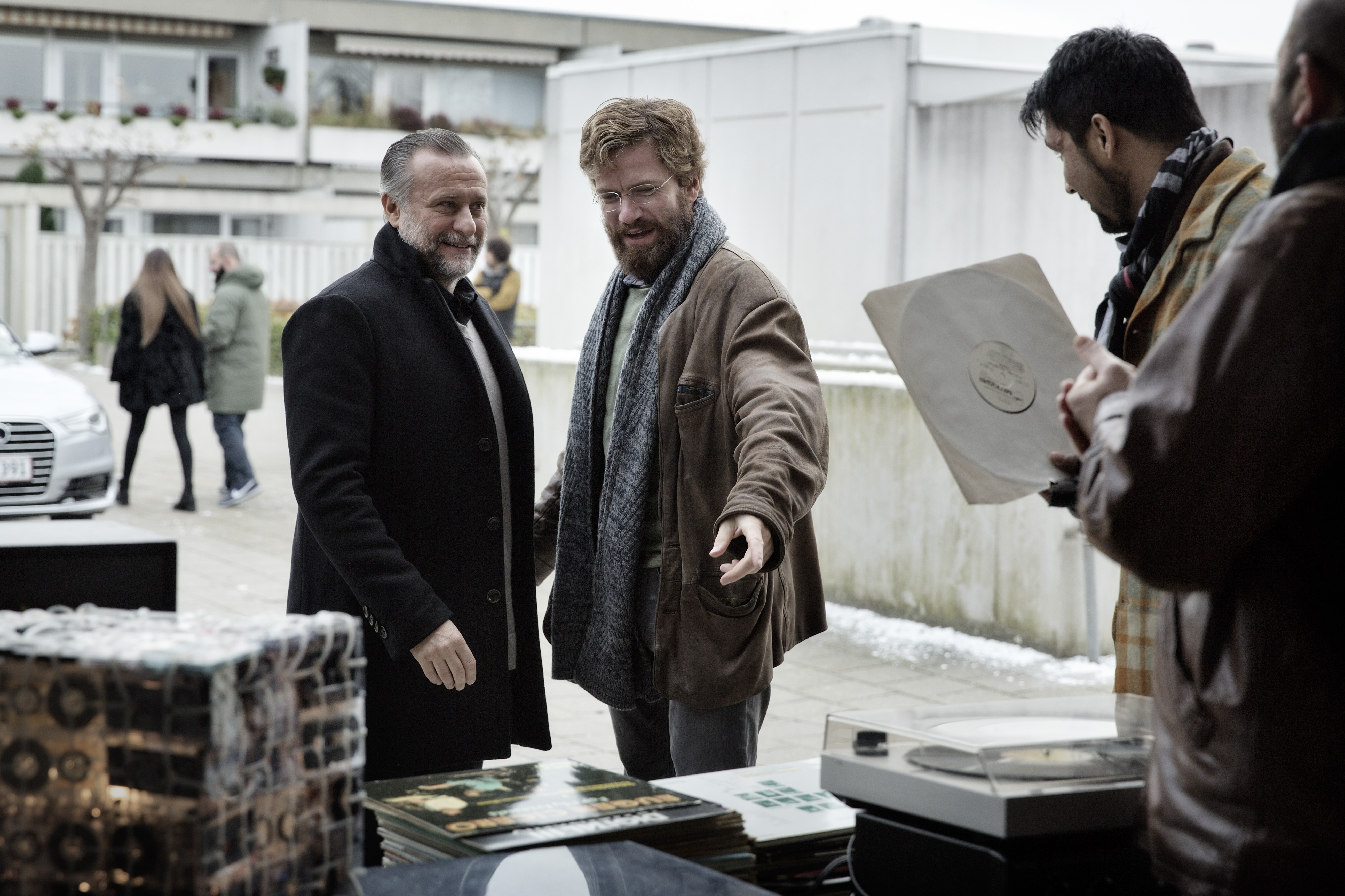 YOU DISAPPEAR - TÜMÖR Frederik, dolandırıcılıktan yargılanmaktadır. Ancak, bir beyin tümörü olduğu ve tümörün karakterini değiştirdiği ortaya çıkar. Bu nedenle yaptığı şeyi