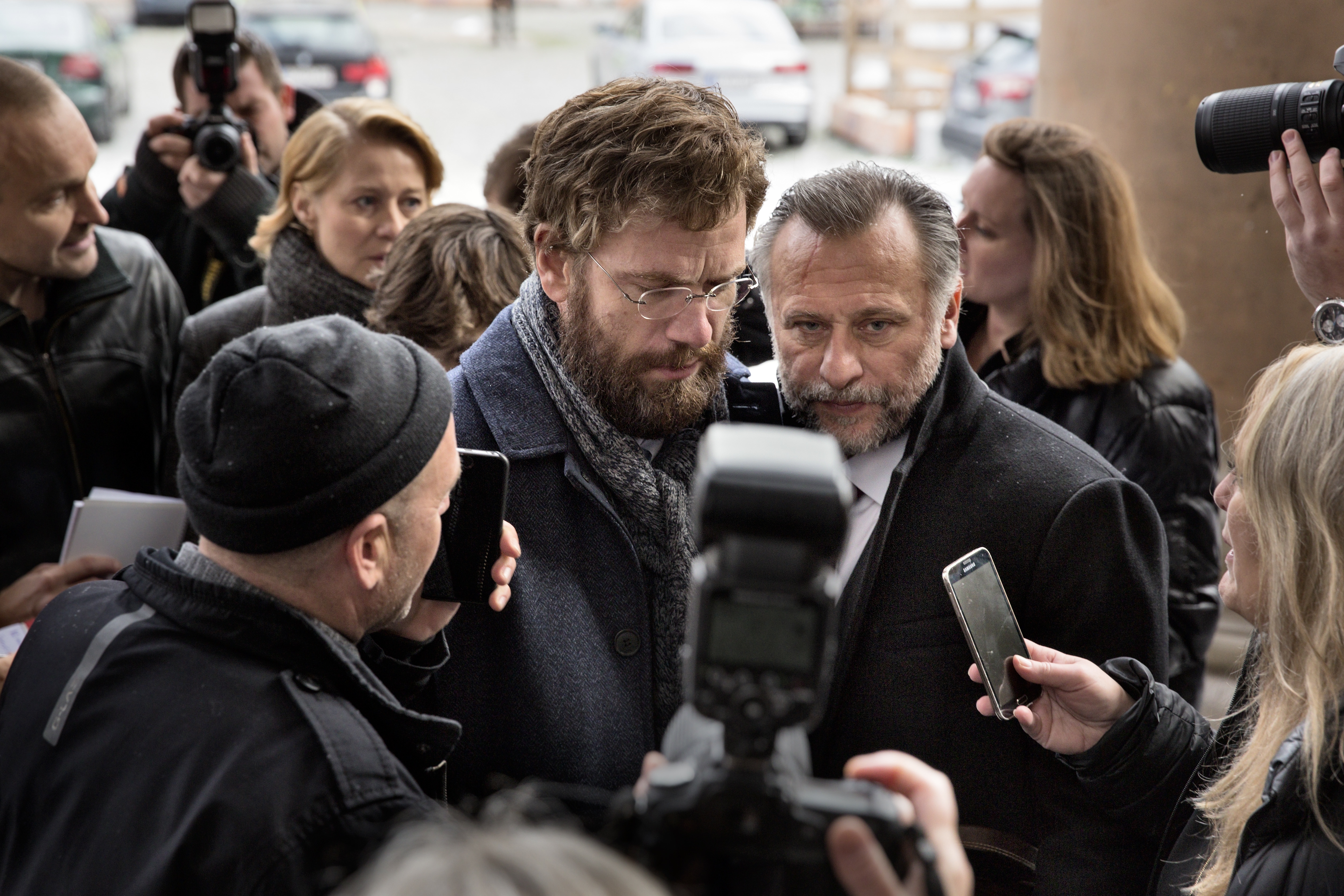 YOU DISAPPEAR - TÜMÖR Frederik, dolandırıcılıktan yargılanmaktadır. Ancak, bir beyin tümörü olduğu ve tümörün karakterini değiştirdiği ortaya çıkar. Bu nedenle yaptığı şeyi