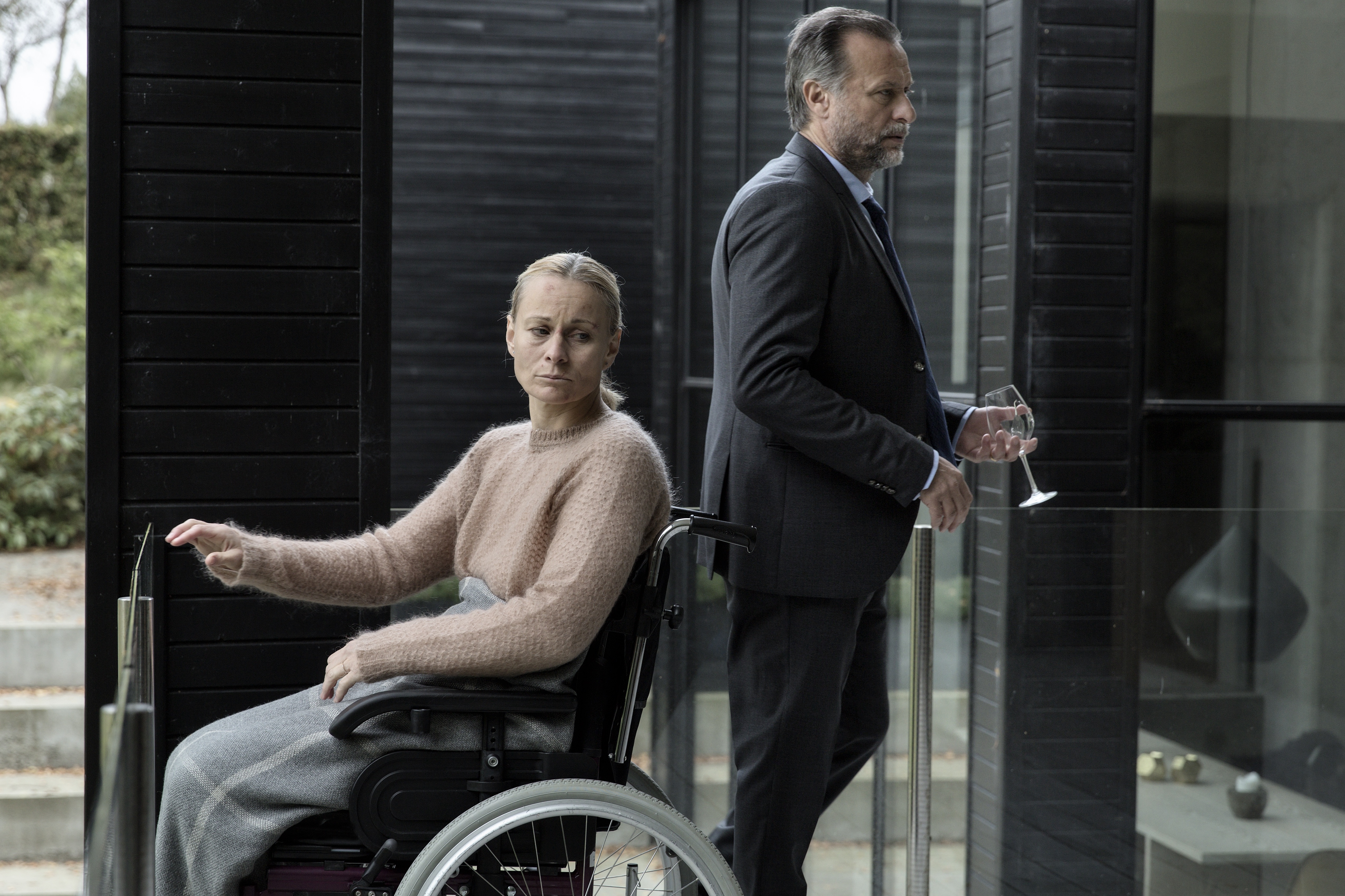 YOU DISAPPEAR - TÜMÖR Frederik, dolandırıcılıktan yargılanmaktadır. Ancak, bir beyin tümörü olduğu ve tümörün karakterini değiştirdiği ortaya çıkar. Bu nedenle yaptığı şeyi