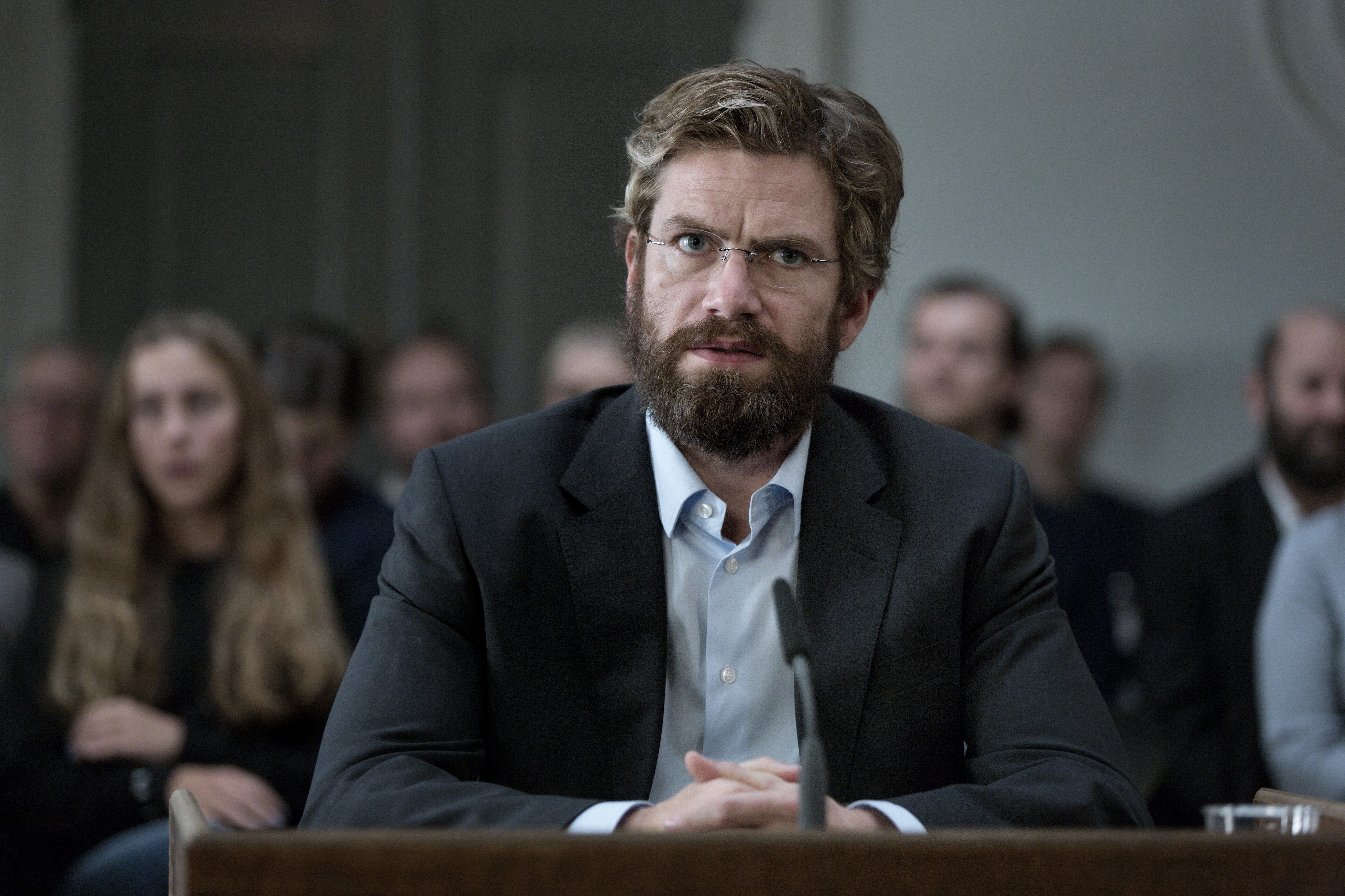 YOU DISAPPEAR - TÜMÖR Frederik, dolandırıcılıktan yargılanmaktadır. Ancak, bir beyin tümörü olduğu ve tümörün karakterini değiştirdiği ortaya çıkar. Bu nedenle yaptığı şeyi