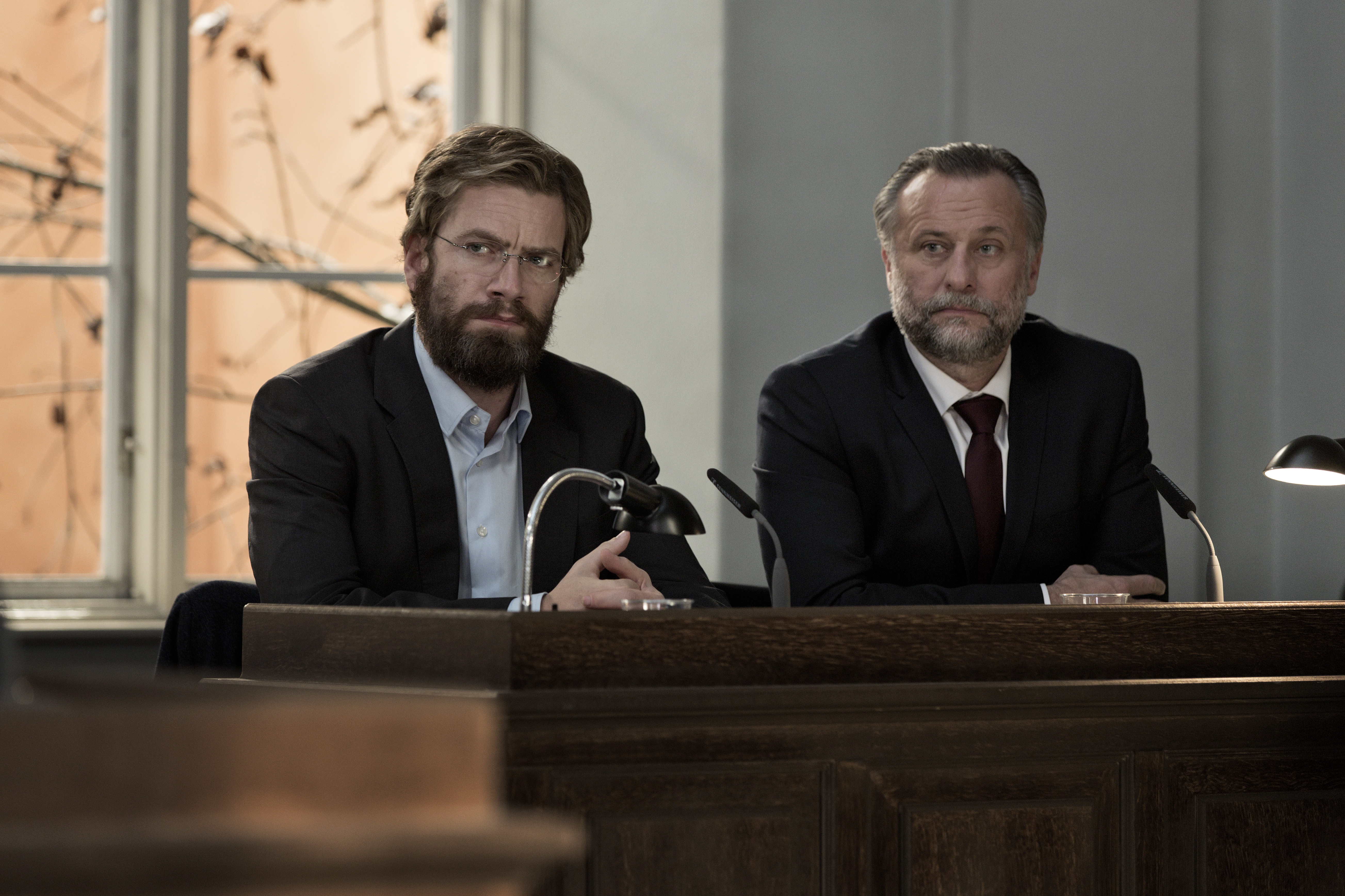 YOU DISAPPEAR - TÜMÖR Frederik, dolandırıcılıktan yargılanmaktadır. Ancak, bir beyin tümörü olduğu ve tümörün karakterini değiştirdiği ortaya çıkar. Bu nedenle yaptığı şeyi