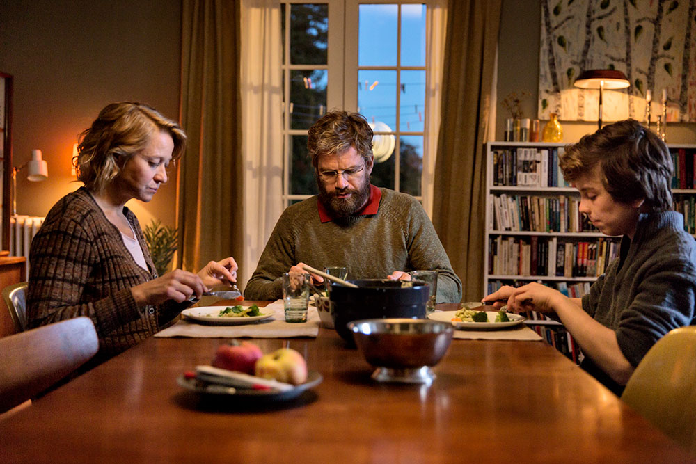 YOU DISAPPEAR - TÜMÖR Frederik, dolandırıcılıktan yargılanmaktadır. Ancak, bir beyin tümörü olduğu ve tümörün karakterini değiştirdiği ortaya çıkar. Bu nedenle yaptığı şeyi