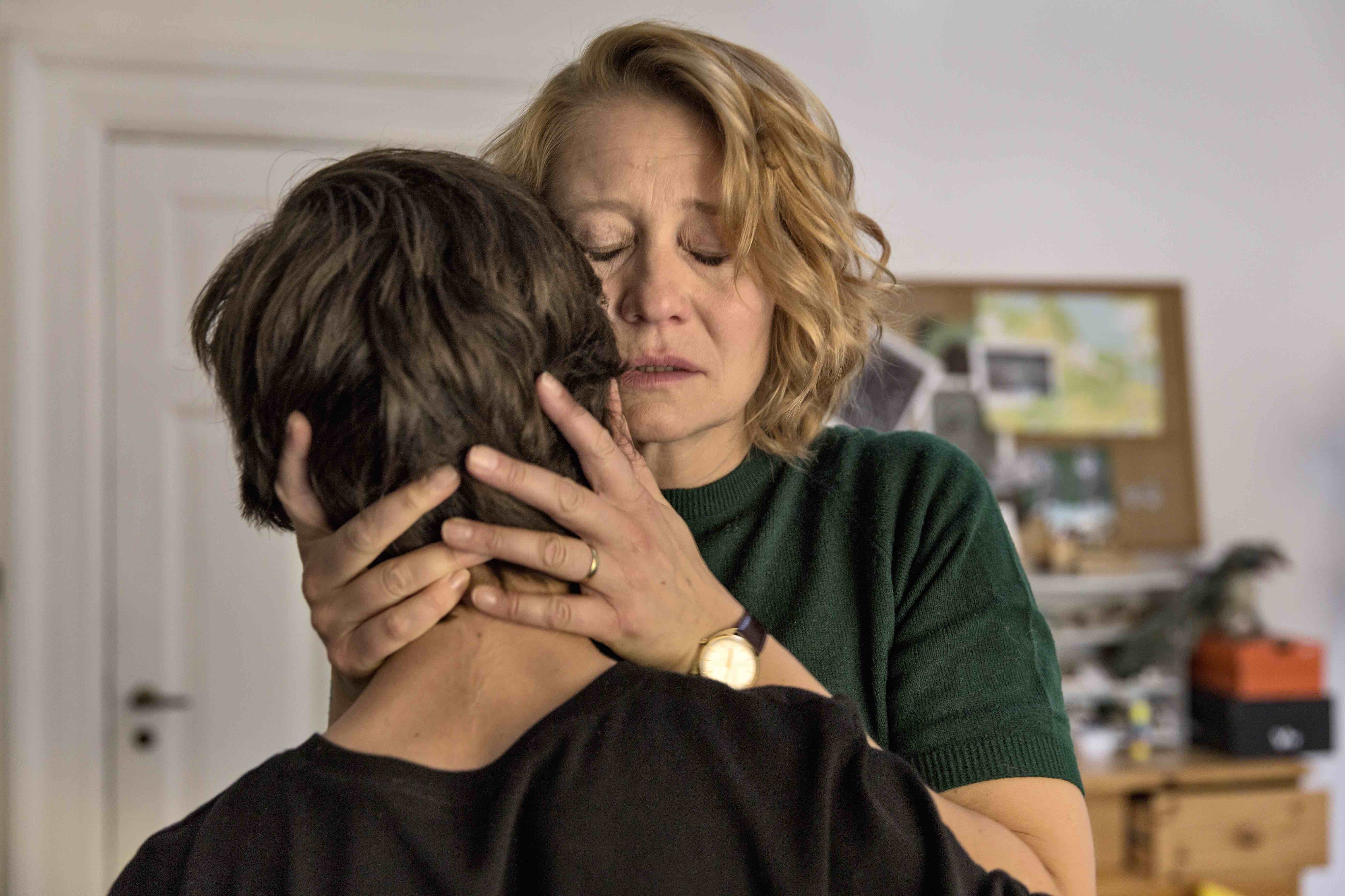 YOU DISAPPEAR - TÜMÖR Frederik, dolandırıcılıktan yargılanmaktadır. Ancak, bir beyin tümörü olduğu ve tümörün karakterini değiştirdiği ortaya çıkar. Bu nedenle yaptığı şeyi