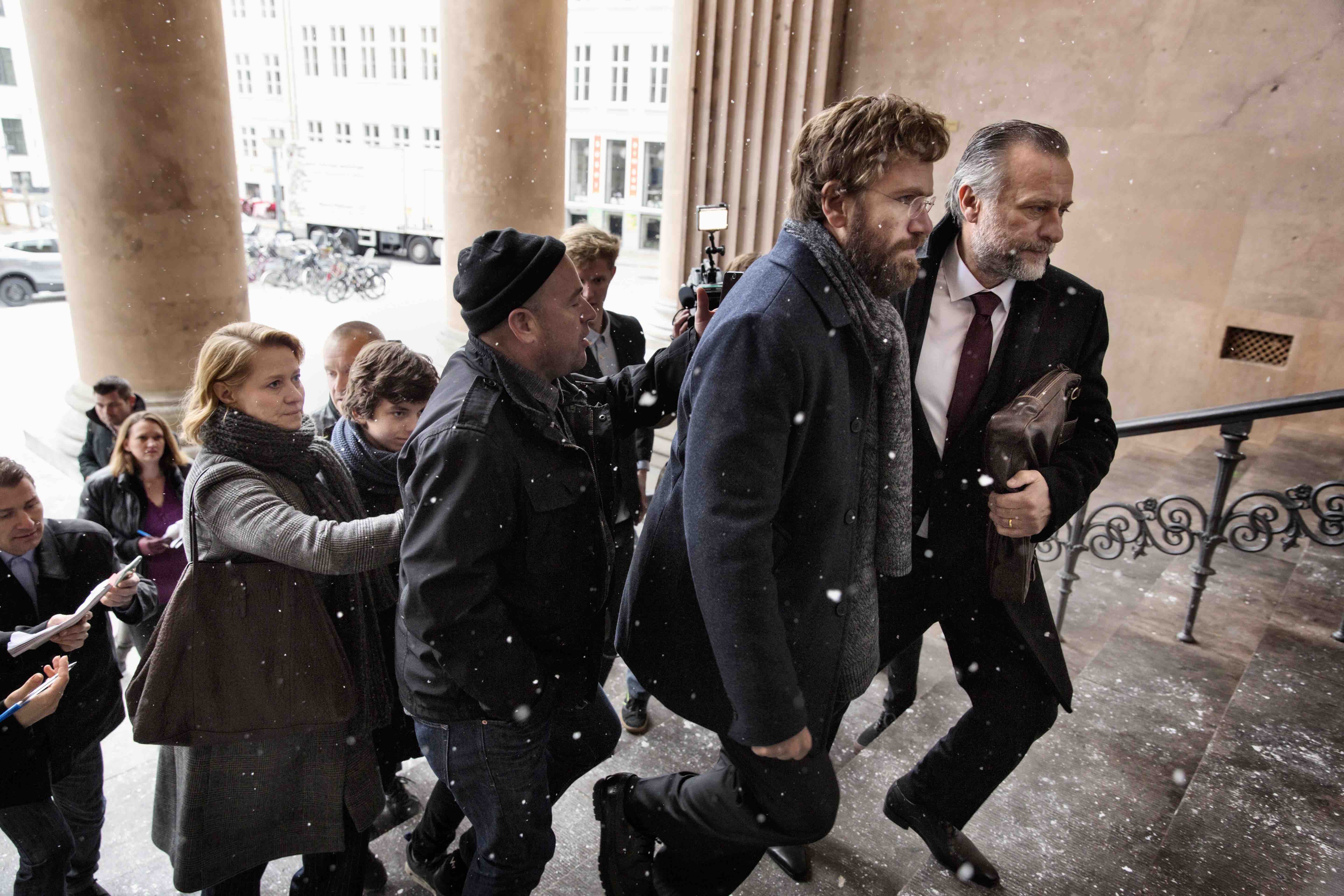 YOU DISAPPEAR - TÜMÖR Frederik, dolandırıcılıktan yargılanmaktadır. Ancak, bir beyin tümörü olduğu ve tümörün karakterini değiştirdiği ortaya çıkar. Bu nedenle yaptığı şeyi