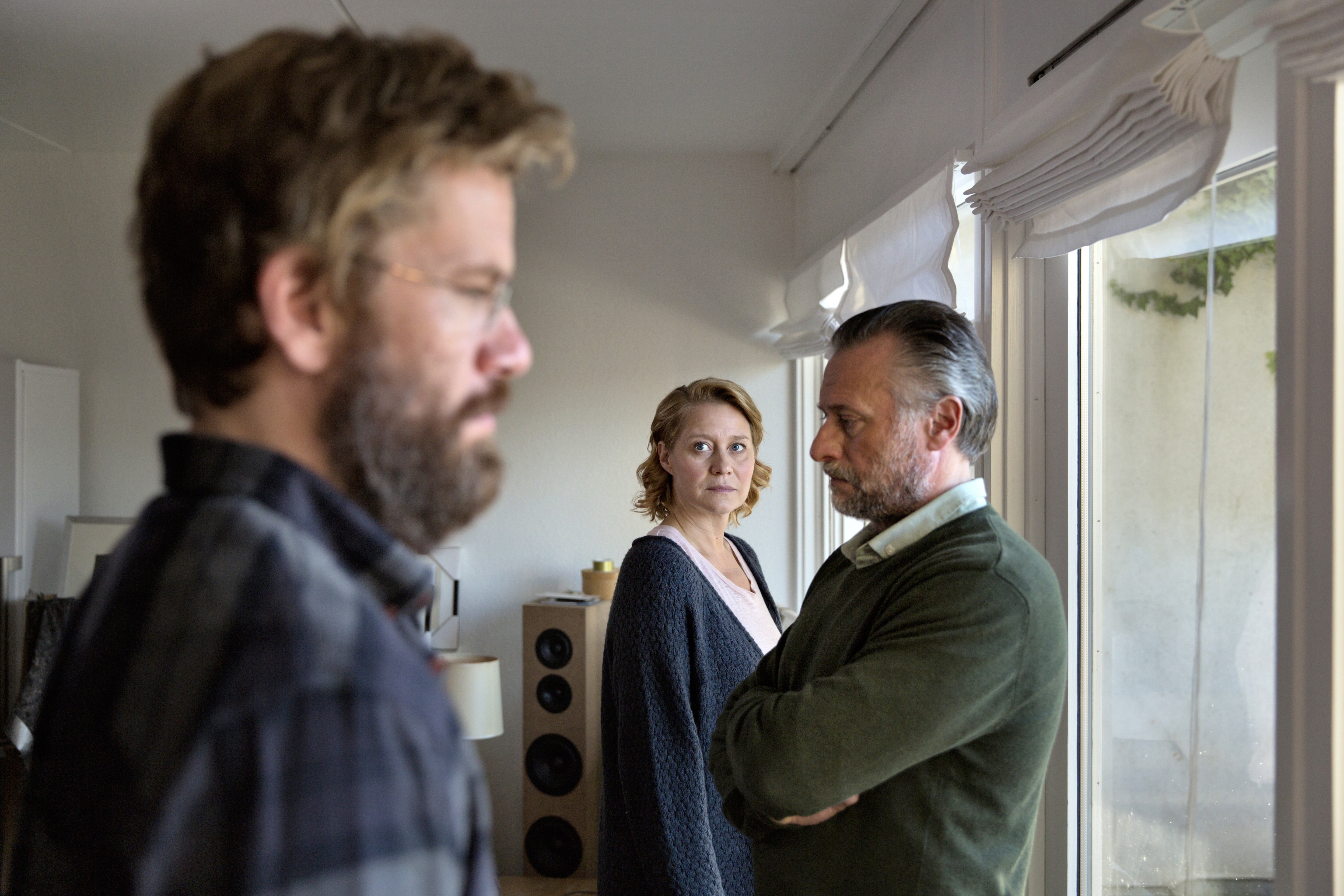 YOU DISAPPEAR - TÜMÖR Frederik, dolandırıcılıktan yargılanmaktadır. Ancak, bir beyin tümörü olduğu ve tümörün karakterini değiştirdiği ortaya çıkar. Bu nedenle yaptığı şeyi