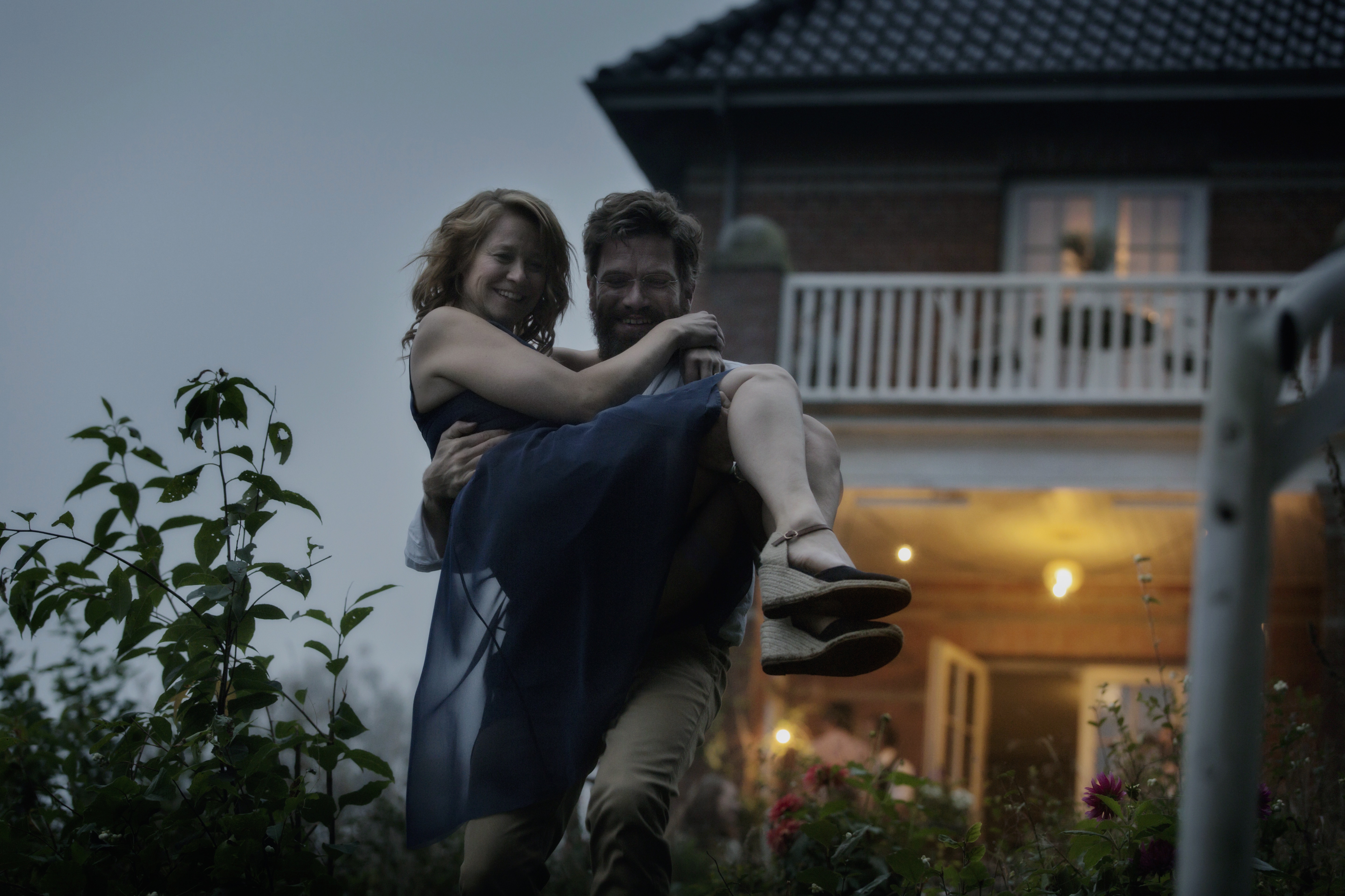 YOU DISAPPEAR - TÜMÖR Frederik, dolandırıcılıktan yargılanmaktadır. Ancak, bir beyin tümörü olduğu ve tümörün karakterini değiştirdiği ortaya çıkar. Bu nedenle yaptığı şeyi