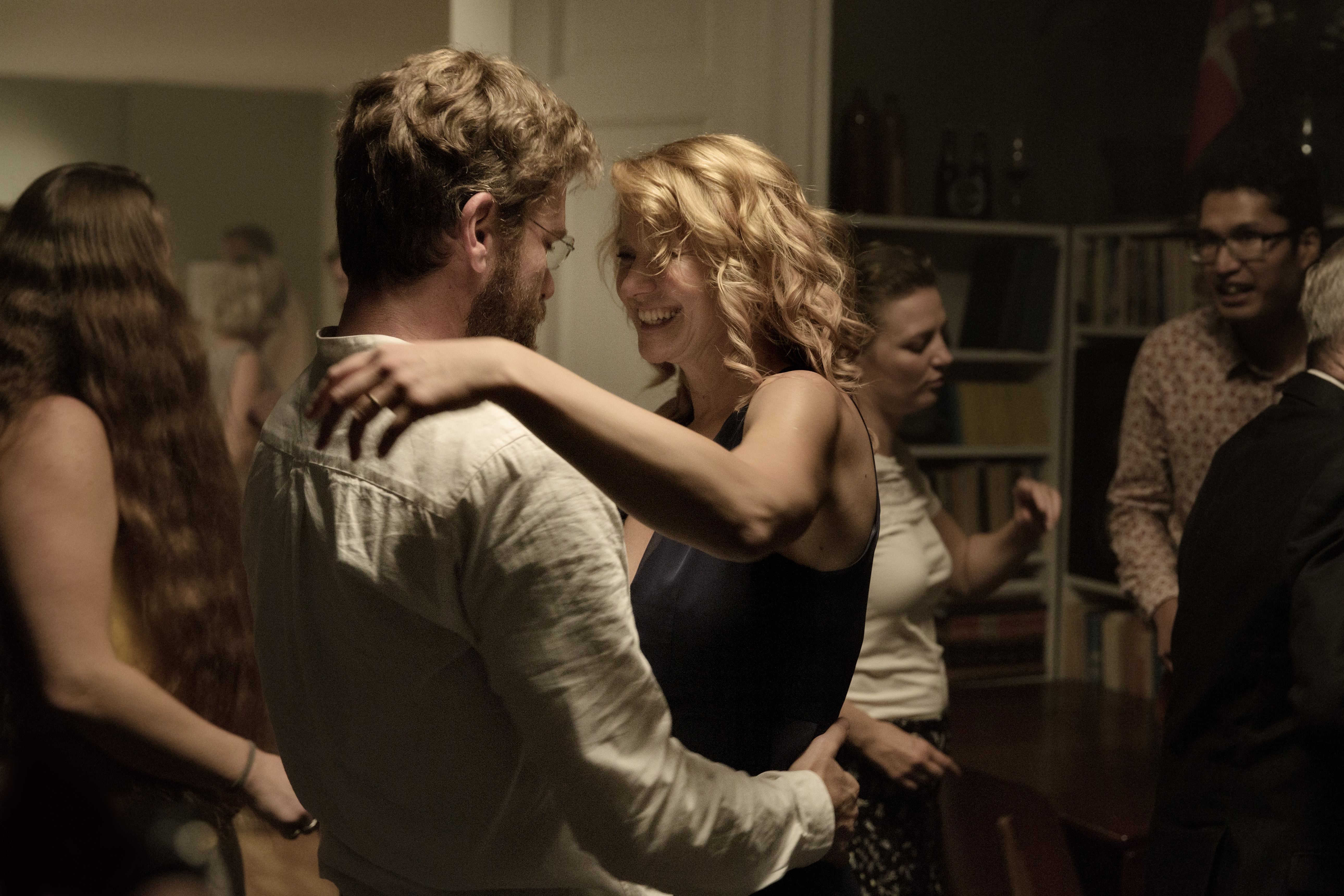 YOU DISAPPEAR - TÜMÖR Frederik, dolandırıcılıktan yargılanmaktadır. Ancak, bir beyin tümörü olduğu ve tümörün karakterini değiştirdiği ortaya çıkar. Bu nedenle yaptığı şeyi