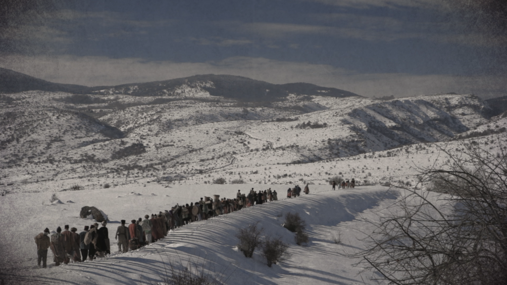 Osmanlı İmparatorluğu’nun en zor günleri. Bir yanda Birinci Dünya Savaşı’nın devam ettiği, diğer yanda yıllarca Türklerle iç içe yaşayan toplulukların düşmanla iş birliği yaptığı günler. 1915’te ne oldu? Uzmanlar anlatıyor Ermeni iddialarına karşı gerçekler belgelerle gün yüzüne çıkıyor. *1915: Bez Bebek* belgesel serisi Tarih TV’de. 