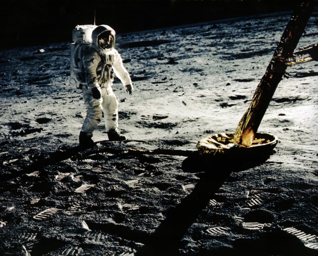 20 Temmuz 1969. Neredeyse 600 milyon insan gözlerini televizyonlarından ayırmıyor: Neil Armstrong, insanlığın en eski hayallerinden birini gerçeğe dönüştürmek üzere. Amerikalılar ve Sovyetler arasında yirmi yıldan fazla süren yoğun mücadeleden sonra, 20. yüzyılda insanlık için çok önemli olan bir deneyim başarıldı. 
Soğuk Savaş'ın doruk noktası olan Ay’a ayak basma tüm detaylarıyla gerçek bir destandı. Bu sadece Doğu ile Batı arasında bir rekabet değil aynı zamanda, siyasi tarihi, teknolojik sömürüleri, cesaret eylemlerini ve kişisel dramları harmanlayan bir maceraydı.  
Bu belgesel, Sovyetler Birliği tarafından 1957'de uzaya fırlatılan ilk uydu olan Sputnik'ten, 1969'da Neil Armstrong’u taşıyan uzay gemisi Apollo 11'in zaferine kadar uzay yarışını yeniden ele alıyor.