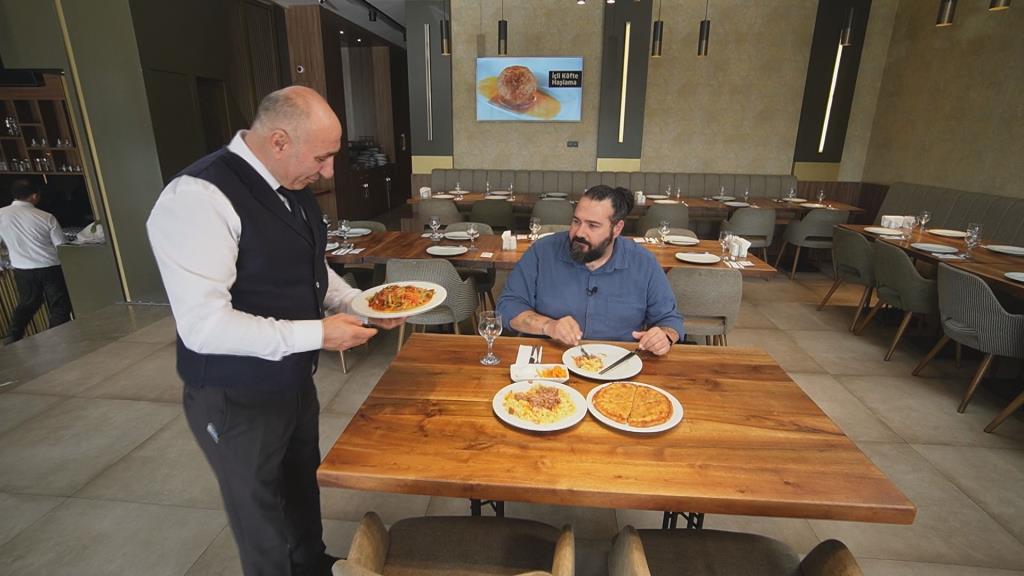 Bir dünya şehri olan İstanbul’un lezzet durakları ve etnik yemekleri Burak Zafer Sırmaçekici ile ‘Bi Dünya Mutfak’ta… 
Bi Dünya Mutfak’ta sunucu Burak Zafer Sırmaçekici,  İstanbul'daki Dünya mutfaklarına konuk oluyor, bambaşka lezzetleri deneyimliyor ve izleyiciye edindiği tecrübeleri aktarıyor. Etnik mutfakların ve sahiplerinin ilginç hikayeleri, uzaklardan gelen birbirinden lezzetli yemekler ve enteresan sunumları, Bir Dünya mutfakta… Burak Sırmaçekici izleyiciyi İstanbul’da bir Dünya turuna çıkarıyor ve yeni bir lezzet rotası oluşturuyor… 
