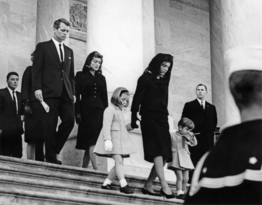 “Asla bunları yayınlanmayın!” Jackie Kennedy’nin gizli kalmasını istediği şey neydi?
Ünlü yönetmen Patrick Jeudy, John F. Kennedy’nin 22 Kasım 1963’te suikasta uğramasının ardndan bir dizi ses kaydına ulaşıyor. John Kennedy’nin eşi Jackie, o dönem 34 yaşındaydı. Jackie eşi ile hayalindeki hayatı ve geçmişi bir roman gibi anlatıyor. Bazı tartışmalı görüşler ve gün yüzüne çıkmamış sırlar dahil. 
