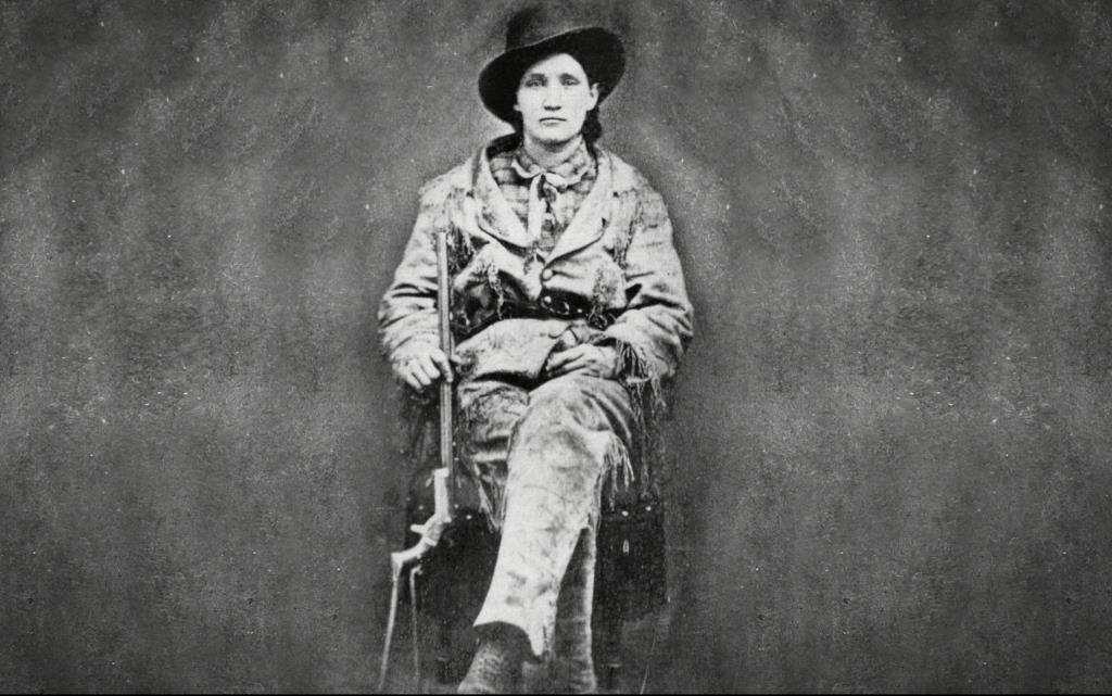 Amerikan batı tarihinin efsanevi bir figürü... O Custer ile birlikte Kızılderilerle savaştı, Deadwood’un kuruluşuna tanık oldu ve Buffalo Bill’in yakın arkadaşıydı. Kimse onun gerçekte kim olduğunu bilmiyor. Onun ismi Martha Canary ya da Calamity Jane... Bütün efsanelere rağmen bu film, Calamity Jane’in 19. yüzyılın ikinci yarısında geçen hayatının gerçek hikayesine odaklanıyor. 