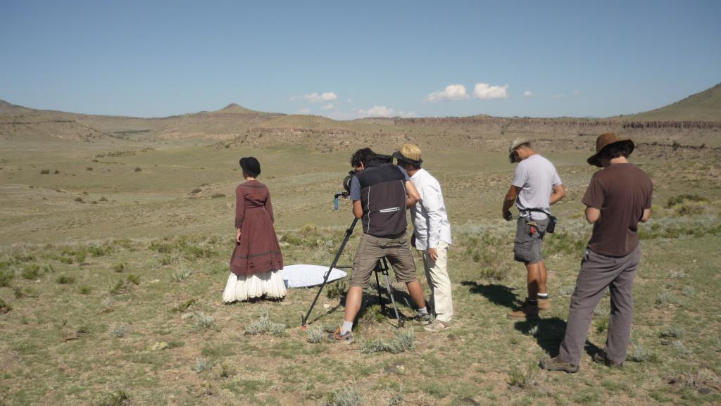 Amerikan batı tarihinin efsanevi bir figürü... O Custer ile birlikte Kızılderilerle savaştı, Deadwood’un kuruluşuna tanık oldu ve Buffalo Bill’in yakın arkadaşıydı. Kimse onun gerçekte kim olduğunu bilmiyor. Onun ismi Martha Canary ya da Calamity Jane... Bütün efsanelere rağmen bu film, Calamity Jane’in 19. yüzyılın ikinci yarısında geçen hayatının gerçek hikayesine odaklanıyor. 